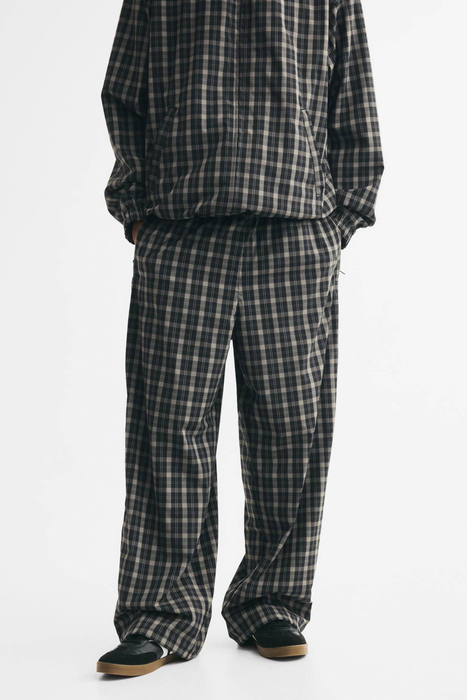 Мужские брюки H&M Loose-Fit Track Pants, цвет: Серо-коричневый / Клетчатый — фото 3