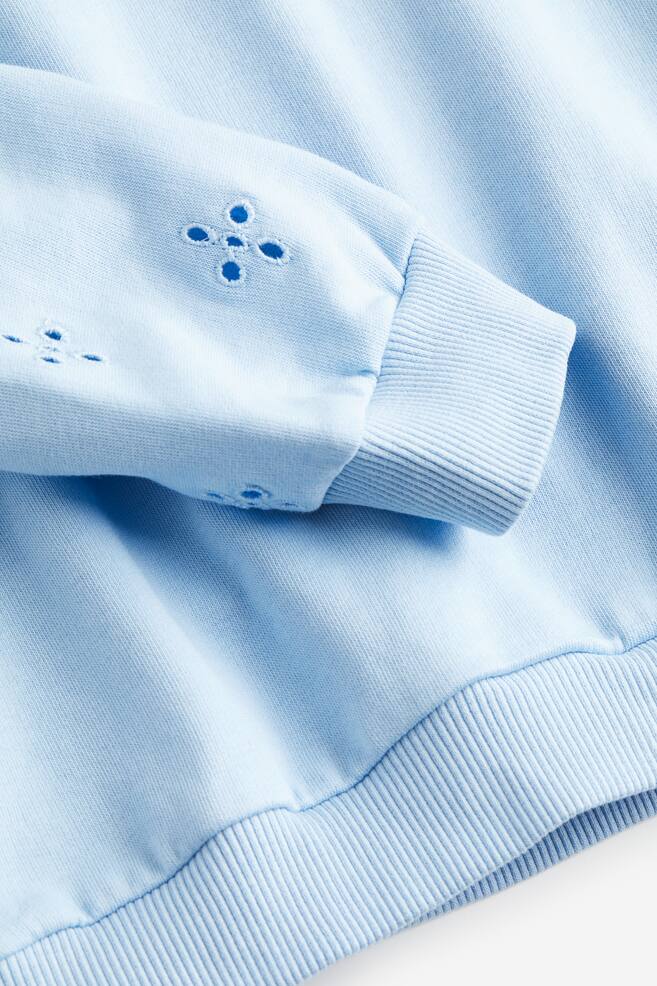Sweatshirt mit Broderie Anglaise - Hellblau/Weiß - 2