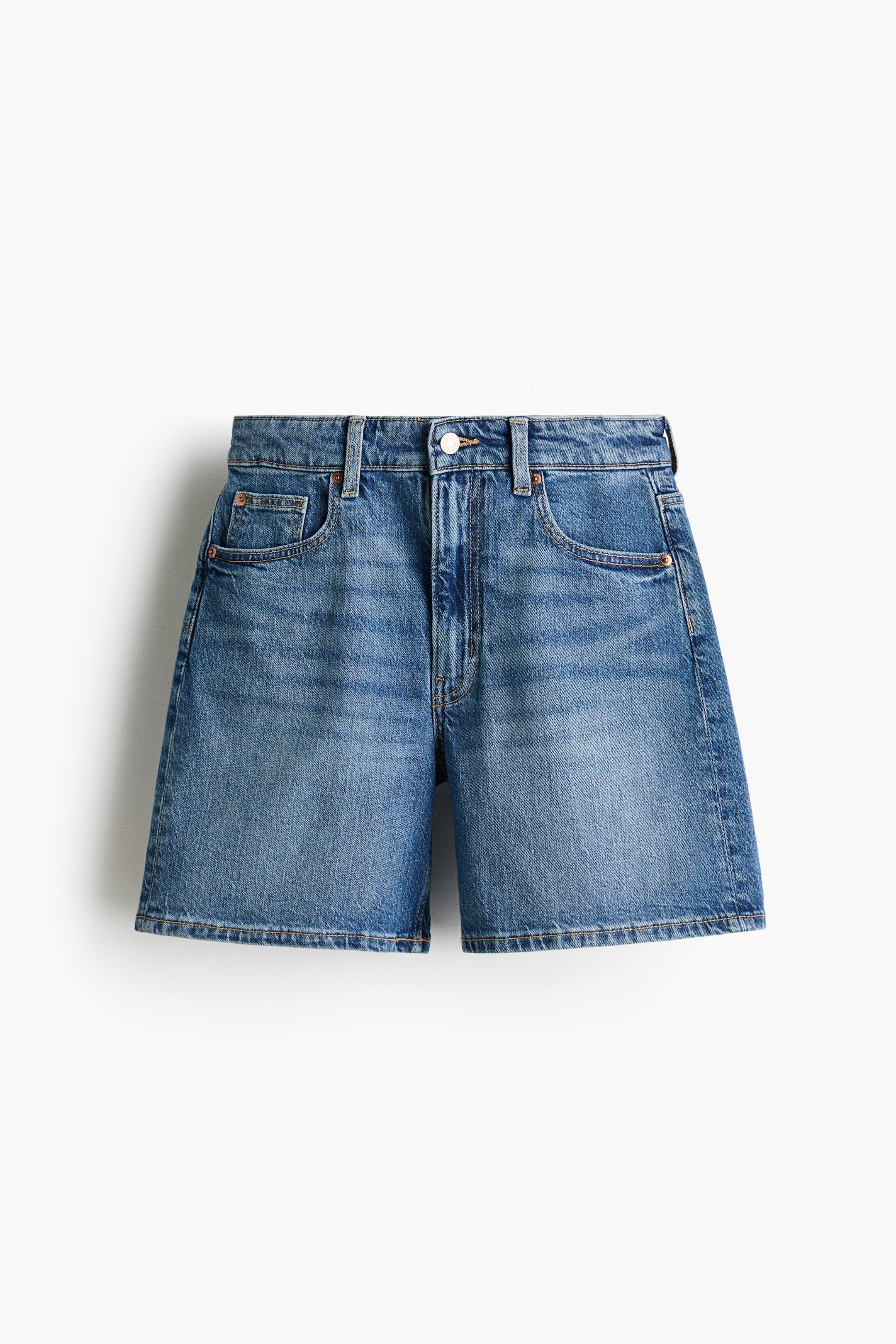 Ver imagen más grande: Se presenta un par de pantalones cortos de mezclilla de longitud media desde el frente, mostrando un lavado azul medio y una cintura alta. Cuenta con dos bolsillos frontales, un bolsillo para monedas, trabillas para cinturón, cierre de cremallera con un solo botón y costuras en contraste.