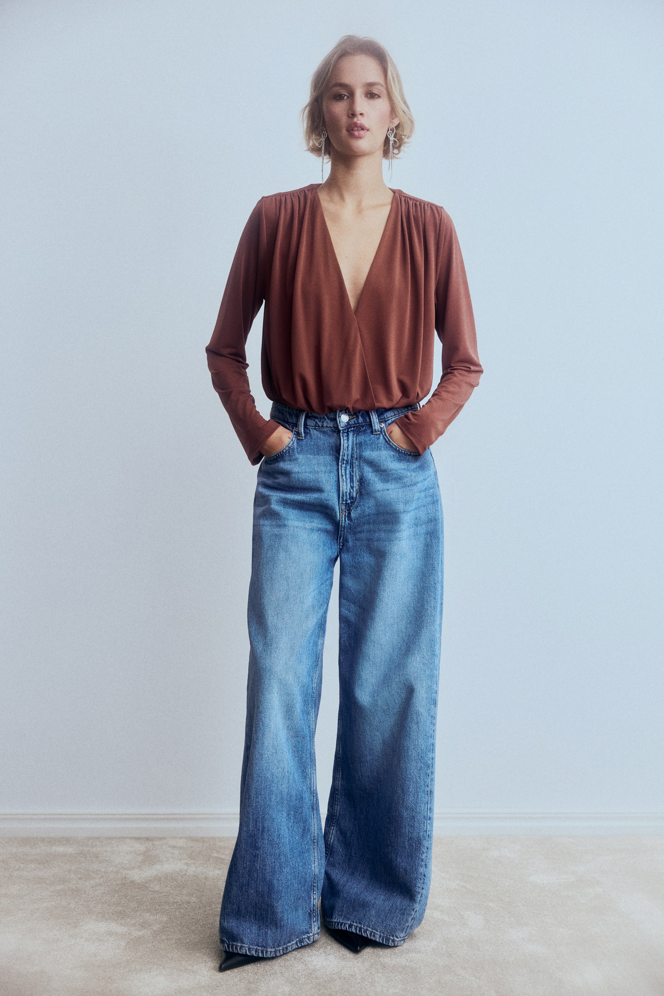 Ver imagen más grande: Draped V-neck thong body - Marrón empolvado | H&M ES 3