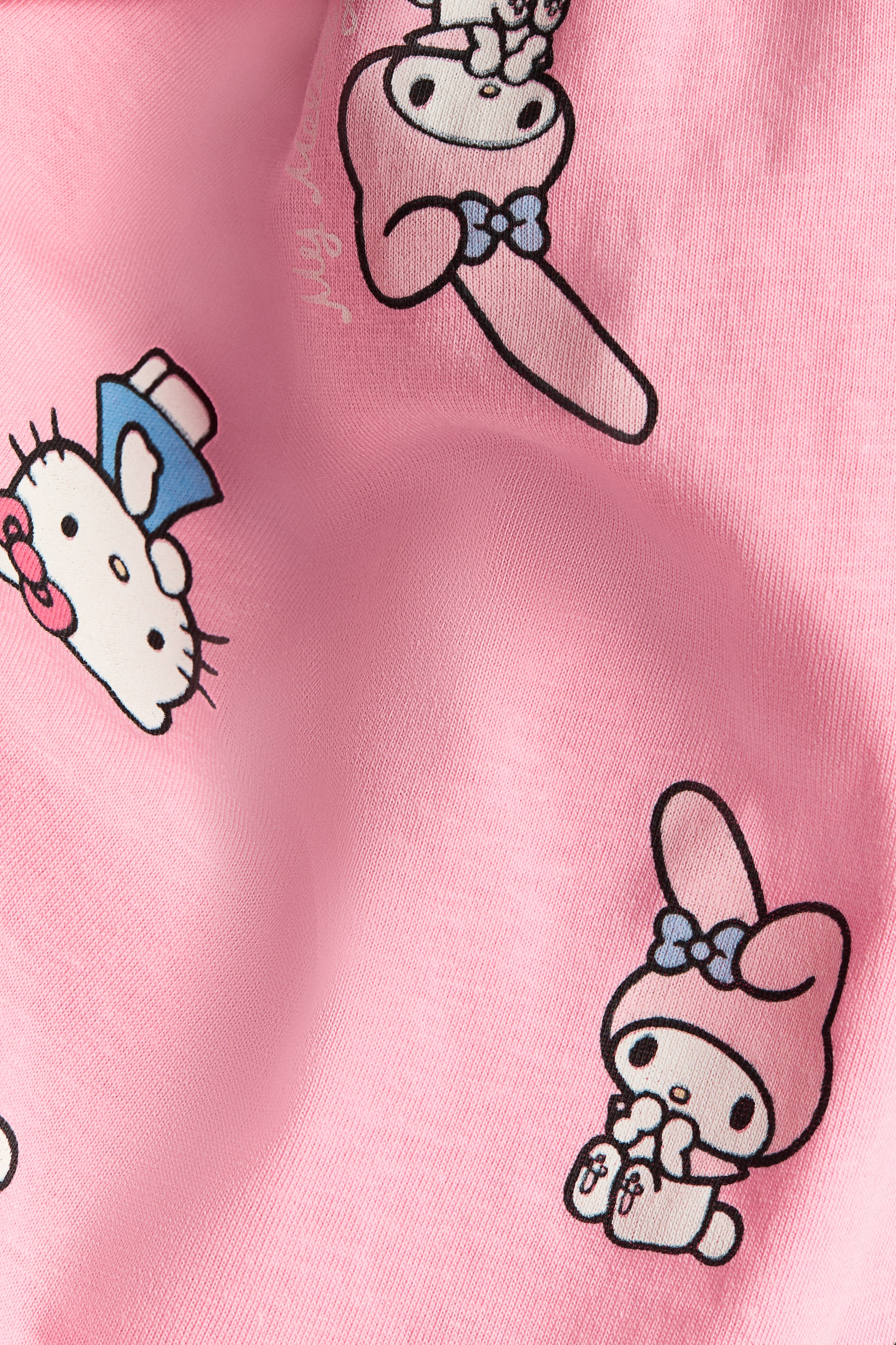Voir une image plus grande: Une robe sans manches en jersey de coton rose doux, ornée d'un imprimé intégral des personnages Hello Kitty et My Melody.