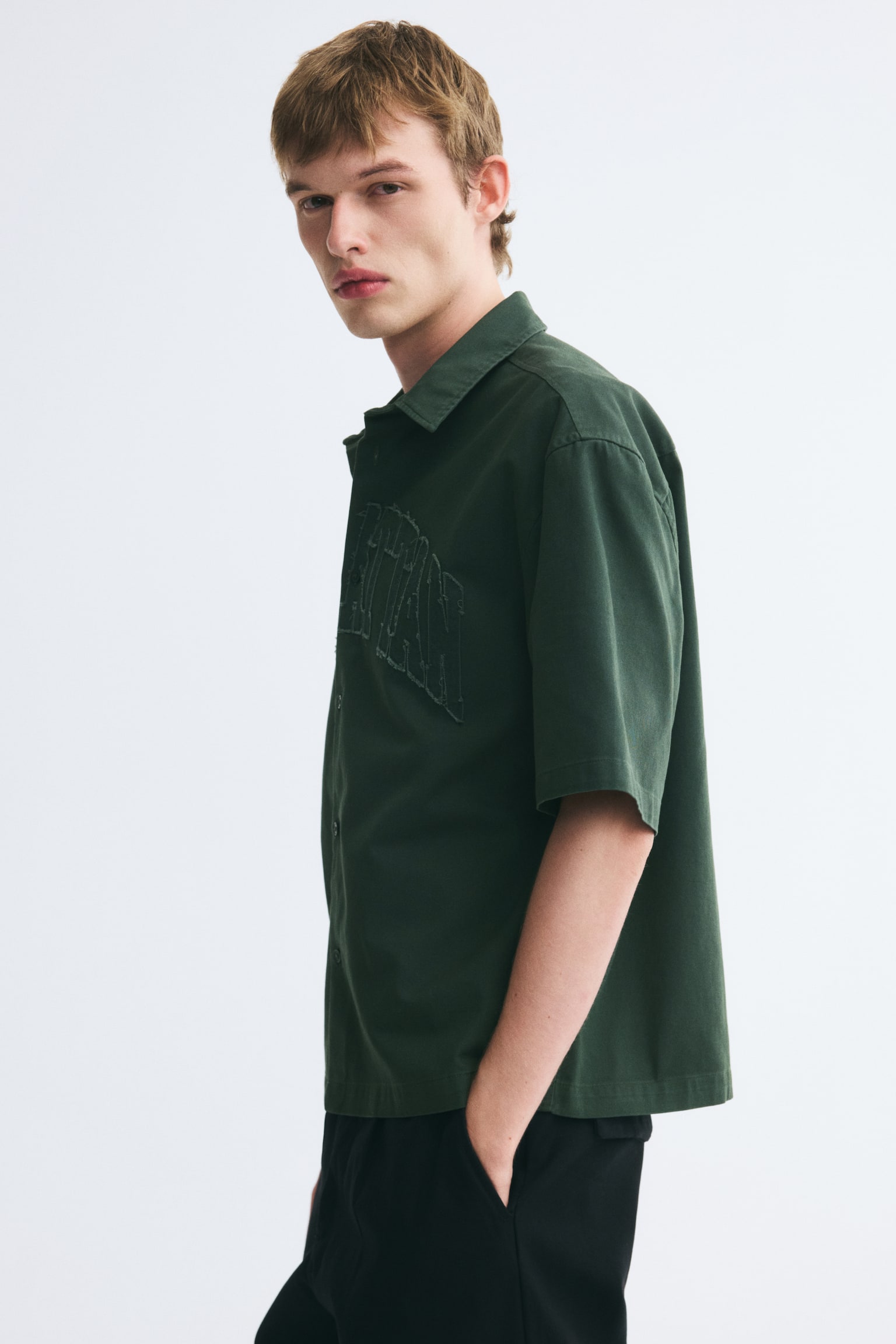 Мужская рубашка H&M Relaxed-Fit Short-Sleeved Appliquéd, цвет: Тёмный зелёный — фото 6