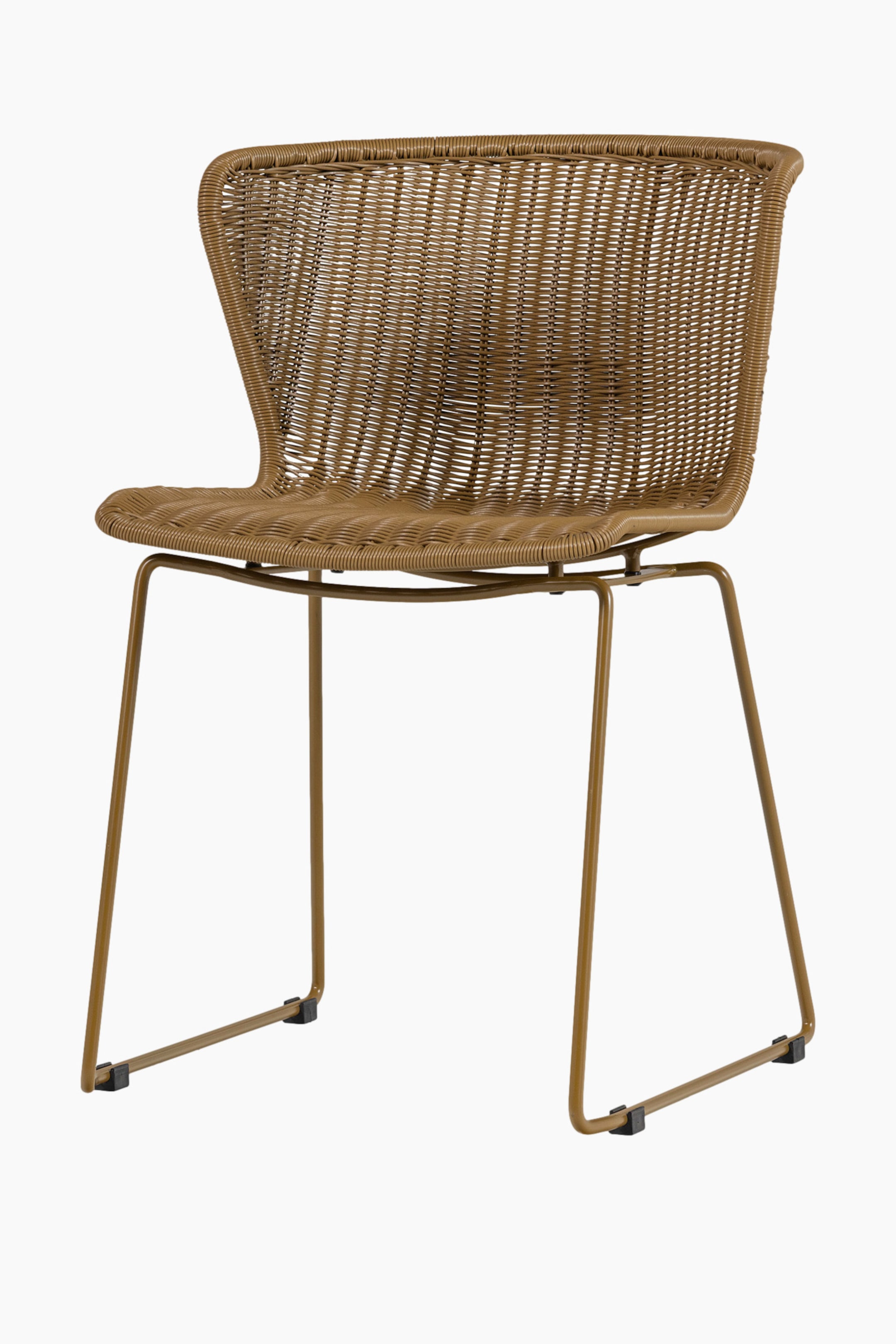 Größeres Bild anzeigen: Ein beigefarbener Stuhl steht leicht nach links gedreht, mit einer geschwungenen Rückenlehne und einem Sitz aus einem geflechtähnlichen Material. Schlanke, beigefarbene Metallbeine stützen den Stuhl und bilden zwei U-förmige Basen mit schwarzen Schutzkappen.