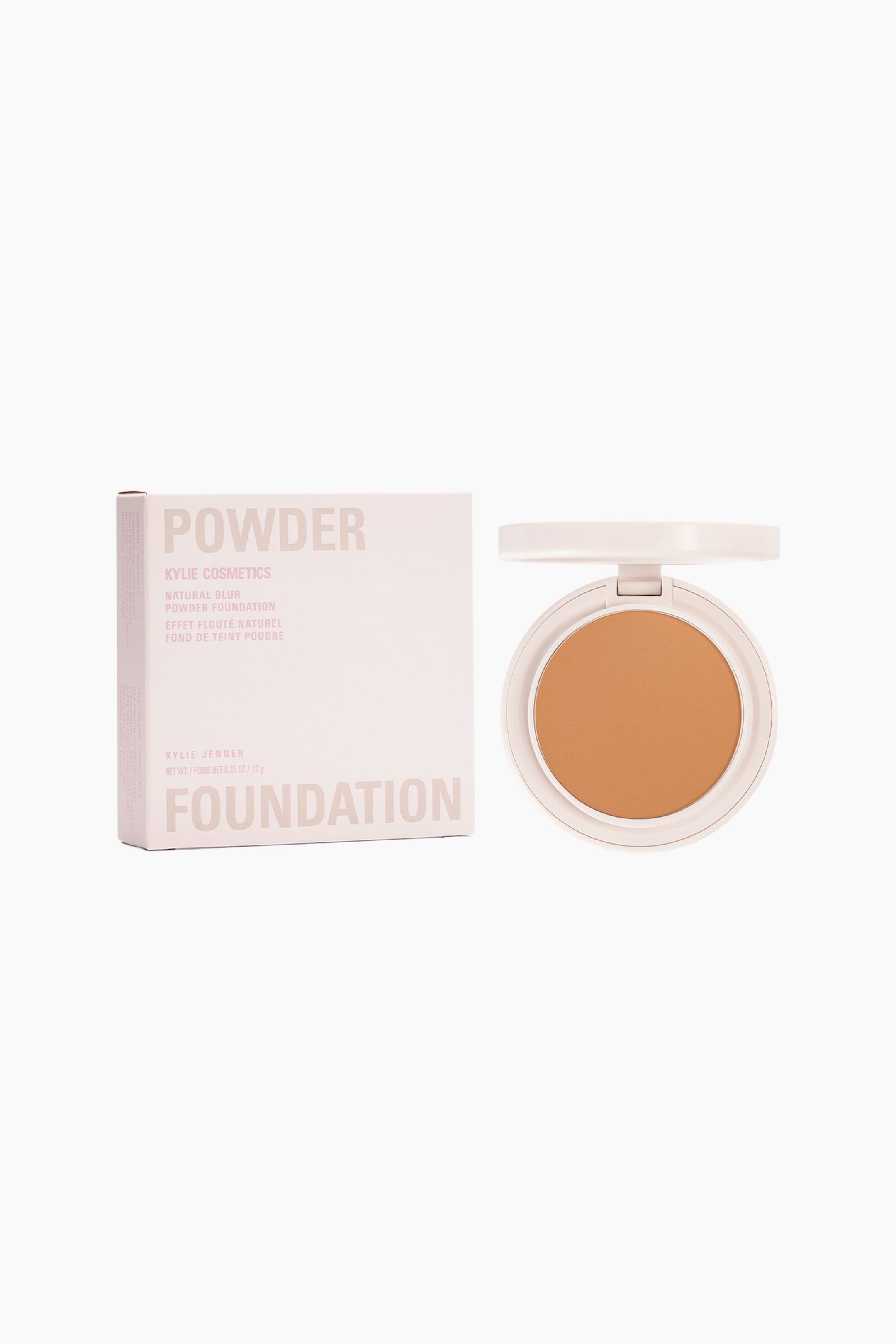 Se større billede: Natural Blur Powder Foundation præsenteres som et frontvendt sæt med en åben, lyserød, rund kompakt ved siden af den matchende kvadratiske emballageæske. Den åbne kompakt viser en glat, middelbrun presset pudderpande, mens æsken viser produkt- og brandnavnet i lys tekst.