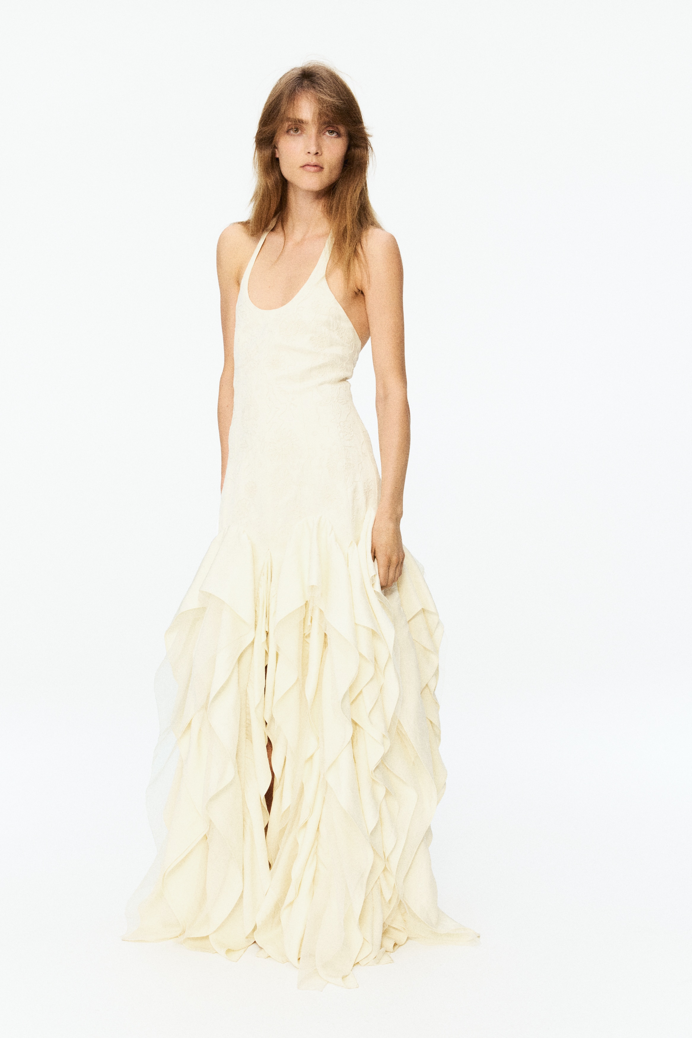 Vestido bordado con olanesModelo