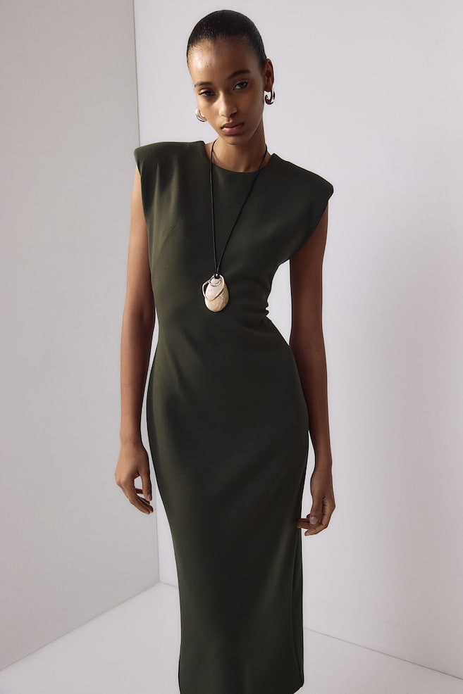 Midi-kjole med skulderpuder - Mørkegrøn/Sort - 1
