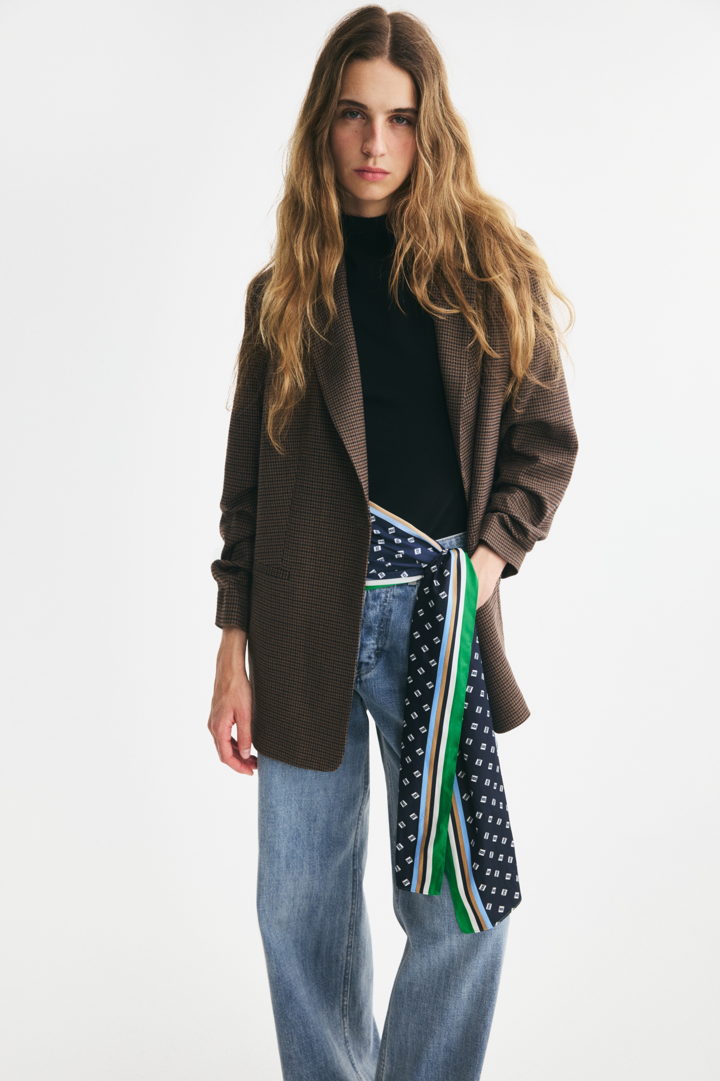 Gathered-sleeve blazerModel