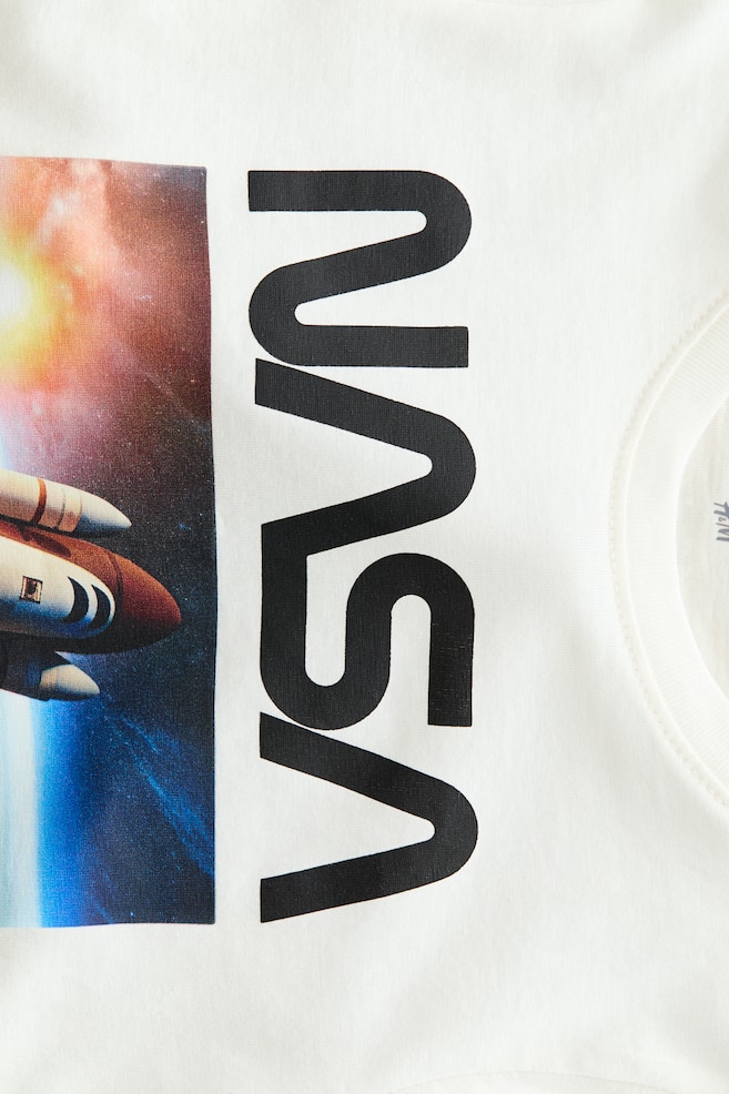 Nyomott mintás pamutpóló - Krémszínű/NASA/Fehér/csíkos/Krémszínű/dinoszauruszok/Világosszürke melír/kosárlabda/Zöld/pálmafa/Világosszürke melír/SOHO/Tengerészkék/tigris/Világosbézs/dinoszauruszok/Krémszínű/dinoszauruszok/Piros/Brooklyn - 2