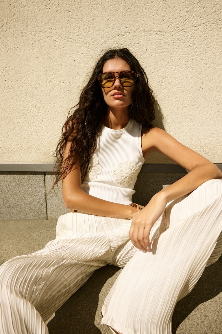 Top sem mangas curto com aplicações