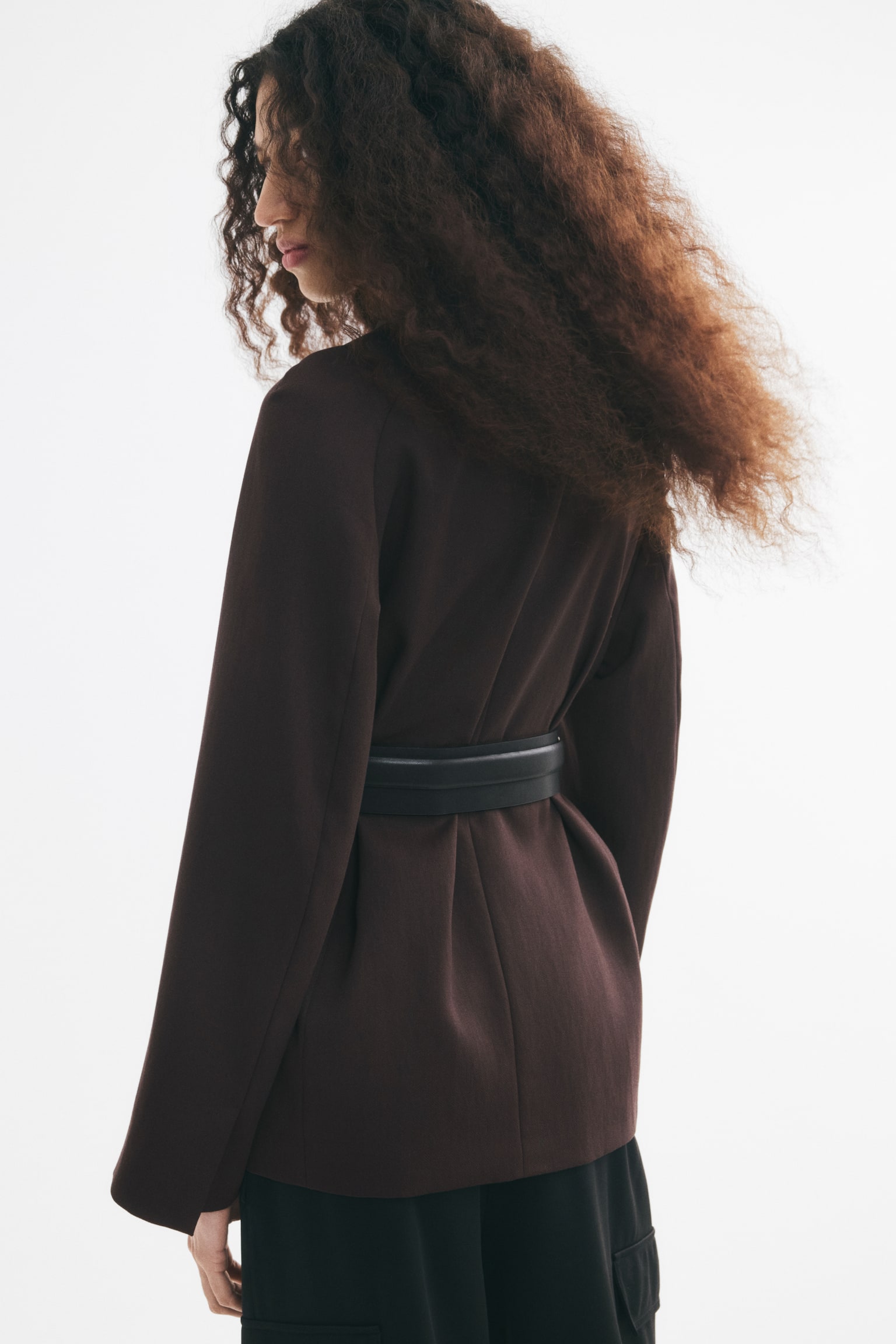 Женская куртка H&M Belted Lapelless, цвет: Тёмный коричневый — фото 5