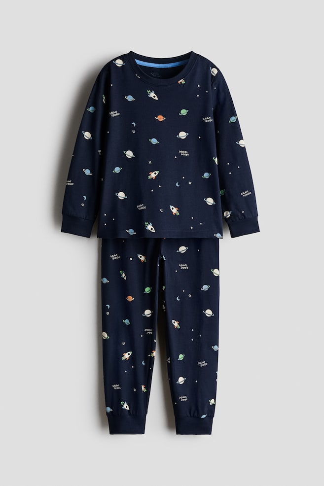 Bedruckter Baumwollpyjama - Marineblau/Galaxy Travels/Cremefarben/Stegosaurier - 1