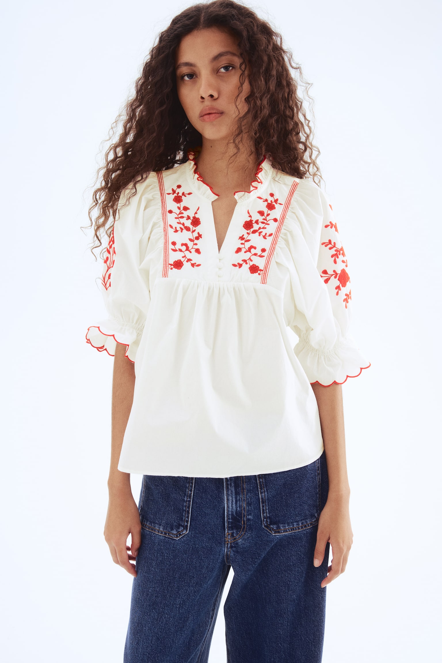 İşlemeli ve Pamuklu Bluz - Beyaz/Kırmızı çiçekli/Beyaz/Mavi çiçekli - 3