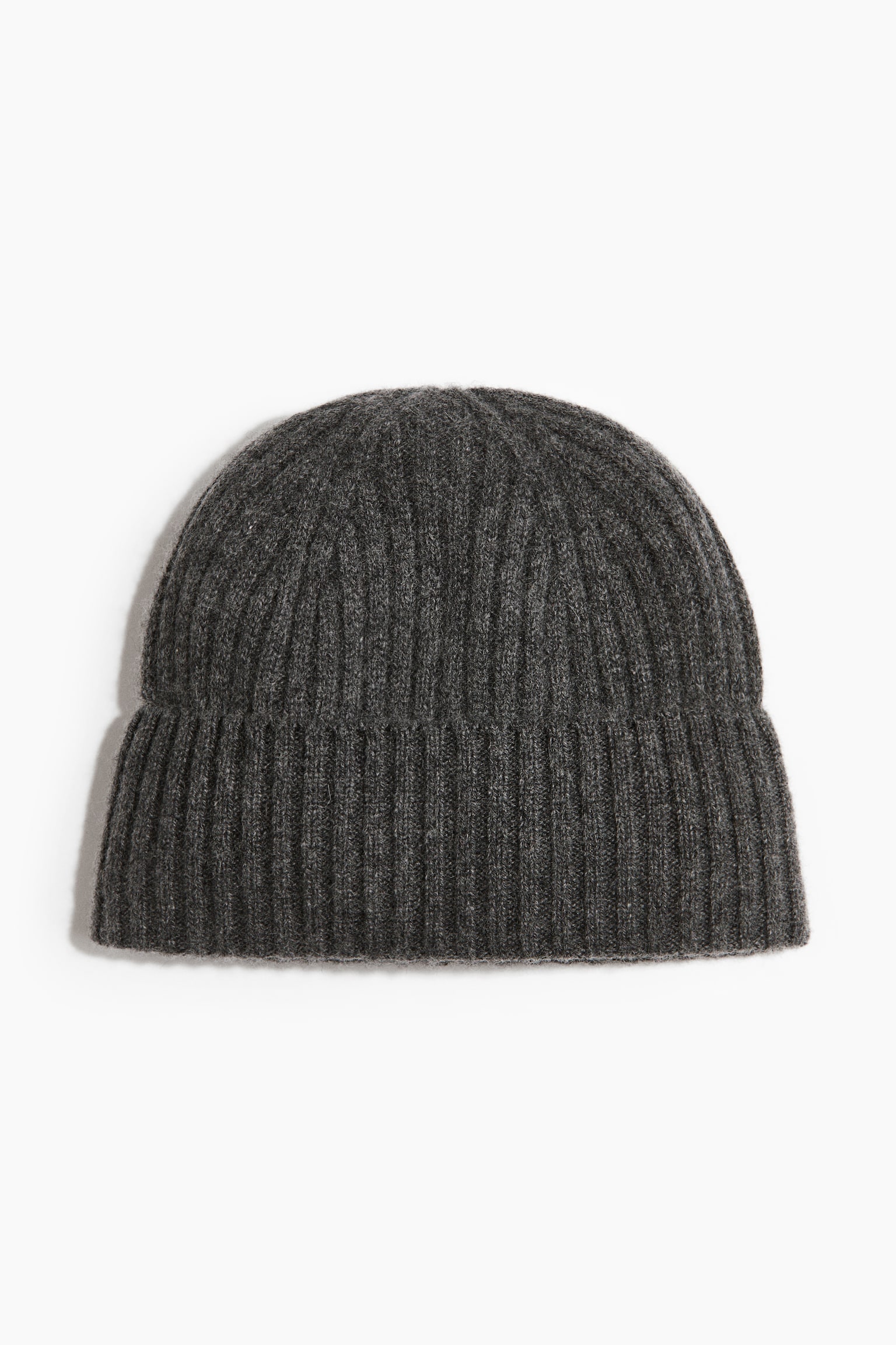 Un bonnet en cachemire gris foncÃ© en maille cÃ´telÃ©e est prÃ©sentÃ© de face, avec un large revers retroussÃ© Ã  lâourlet et une conception structurÃ©e en forme de dÃ´me, entiÃ¨rement ornÃ©e de cÃ´tes verticales.