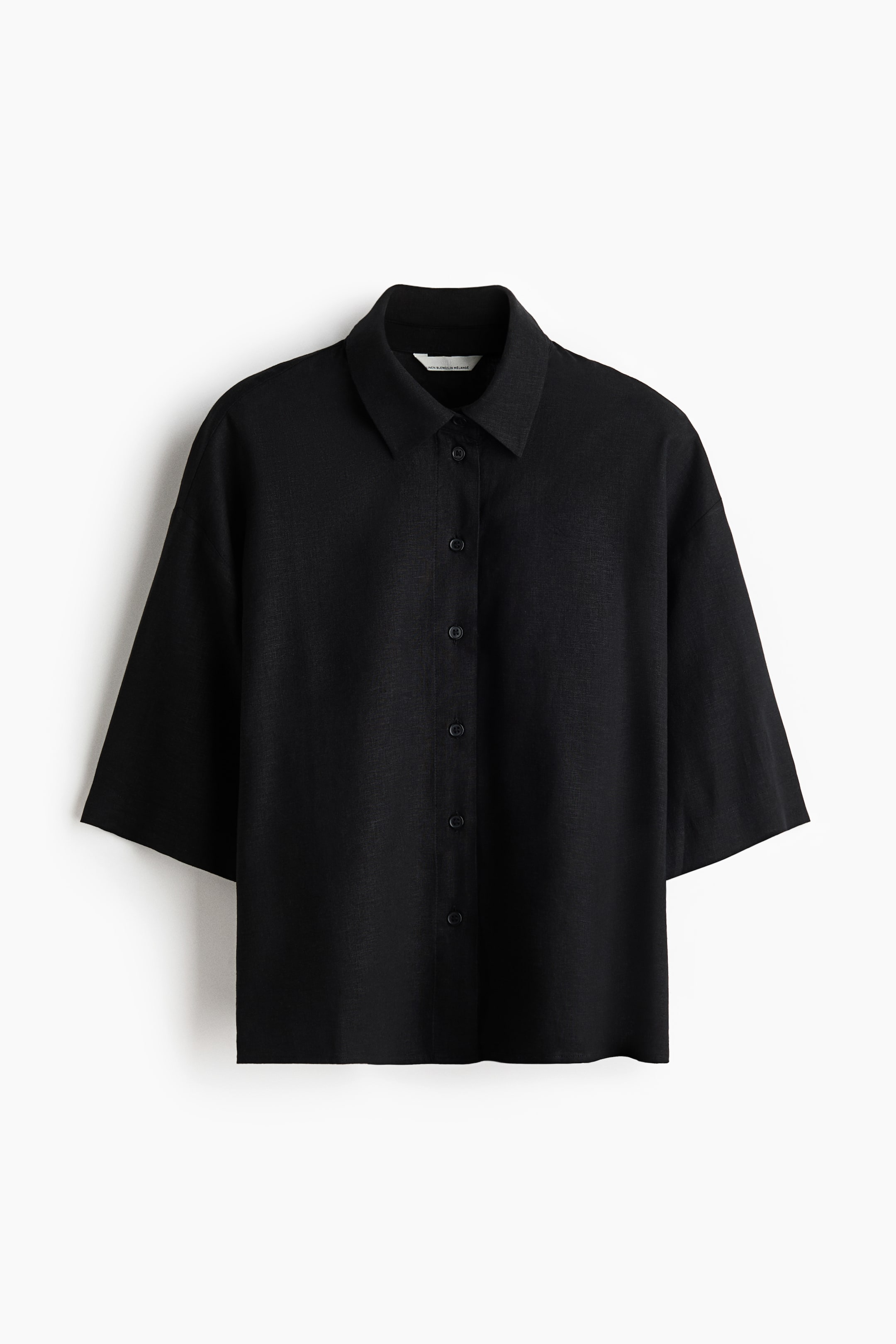 Xem ảnh lớn hơn: Một chiếc áo sơ mi đen quá khổ, làm từ chất liệu dệt thoáng khí, đang được trưng bày phần trước. Áo có cổ áo, hàng nút phía trước, vai rơi và tay áo dài đến khuỷu tay.