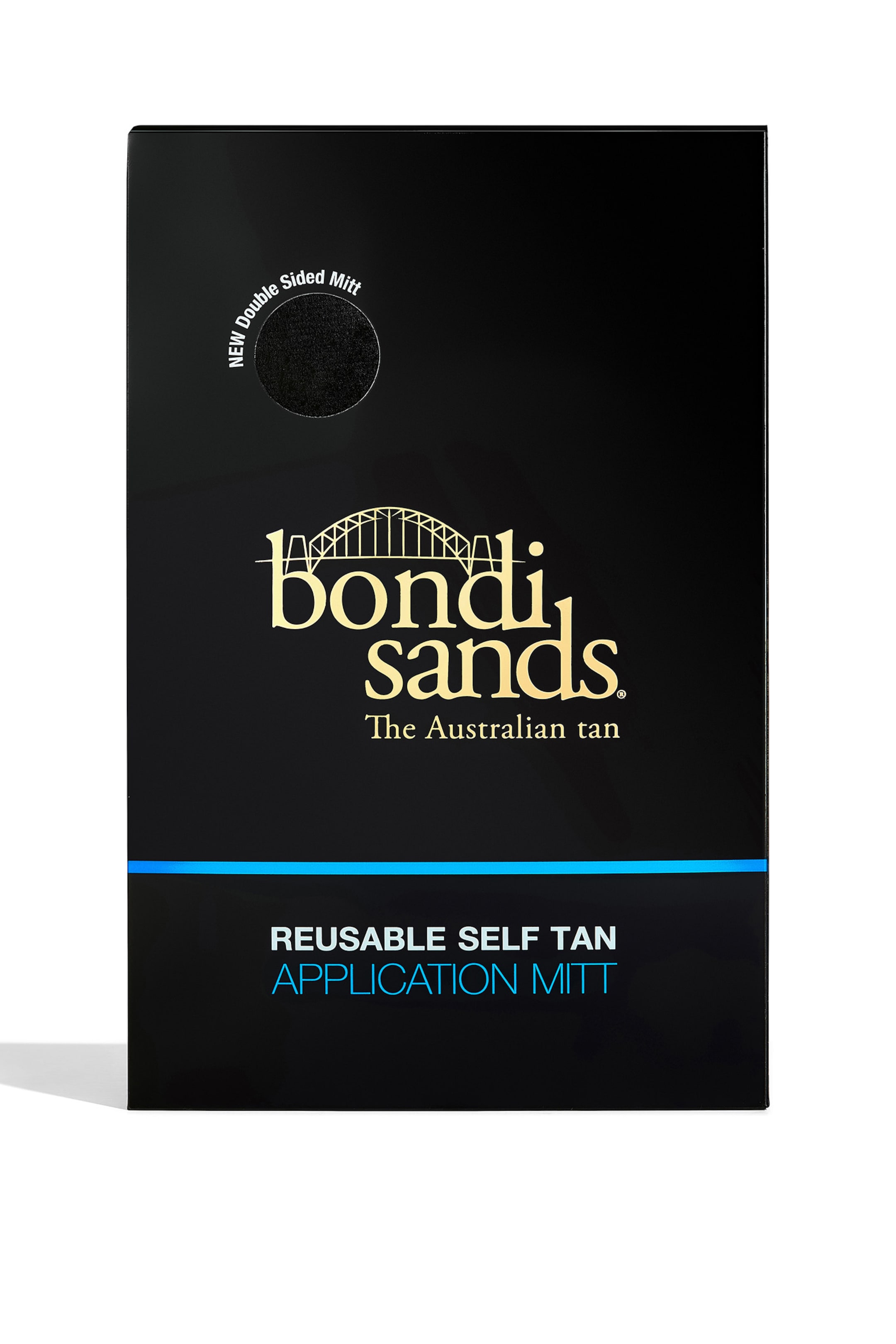 Näytä suurempi kuva: Musta suorakulmainen tuotekotelo seisoo pystyasennossa, hieman oikealle kallistettuna. Siinä näkyy kultainen "Bondi Sands" -logo sillan muotoilulla ja "The Australian tan" -iskulauseella. Ylävasemmassa kulmassa oleva pyöreä aukko paljastaa mustan teksturoidun pinnan, jossa lukee "NEW Double Sided Mitt", kun taas sininen viiva ilmestyy valkoisen ja sinisen tekstin "REUSABLE SELF TAN APPLICATION MITT" yläpuolelle alareunassa.