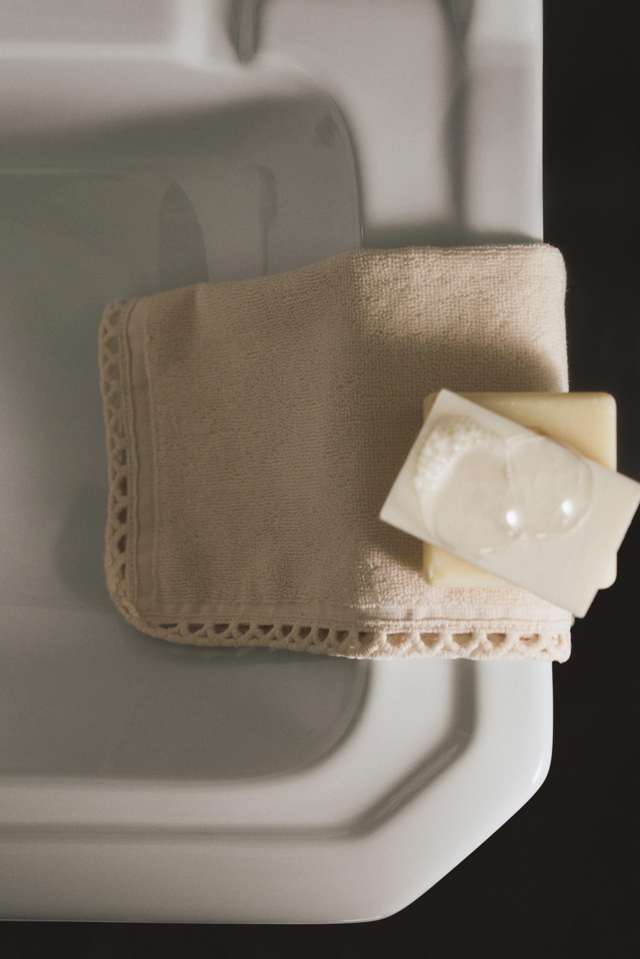 Grotere afbeelding bekijken: Set van 2 gastendoekjes met geborduurde details - Roomwit - HOME | H&M NL 1