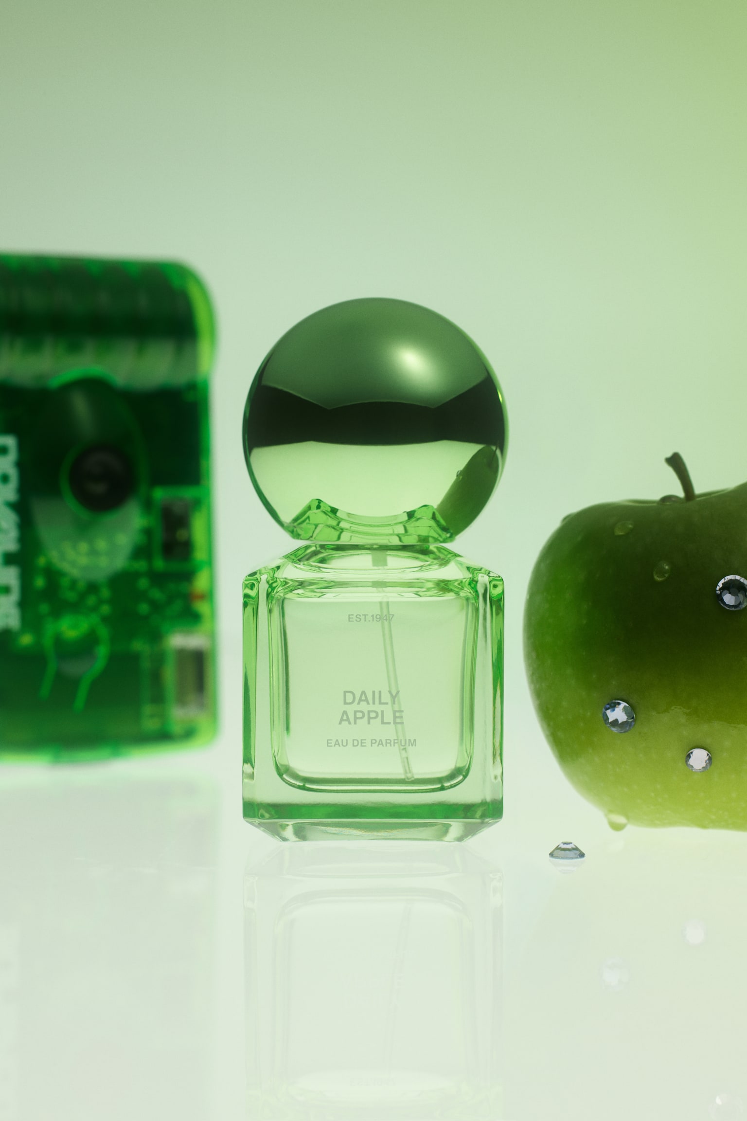 ××§×××§ ×××©× ×××××××ª ××¨××§× ×©×§××¤×, ×××¡××× "DAILY APPLE EAU DE PARFUM", × ××¦× ××§××£, ×¢× ×××£ ××¨×××¢ ××¤×§×§ ××¨××§ ××××¨× ×××× ××××××¨ ××ª××ª×. ×××§×××§ ××× × ×¢× ××©×× ×××××¨ ×××¨, ×××¦×× ×ª×¤×× ××¨××§ ××¨× ×××¢×××¨ ××§×¨××¡×××× ×§×× ×× ××× ×¦× ×¦××. - 1