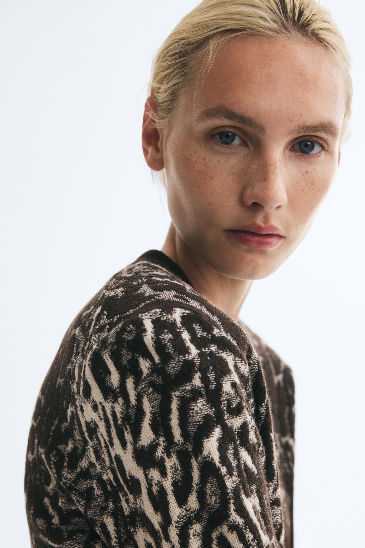 Женский свитер H&M Merino Wool with Shoulder Pads, цвет: Коричневый / Леопардовый с принтом — фото 6