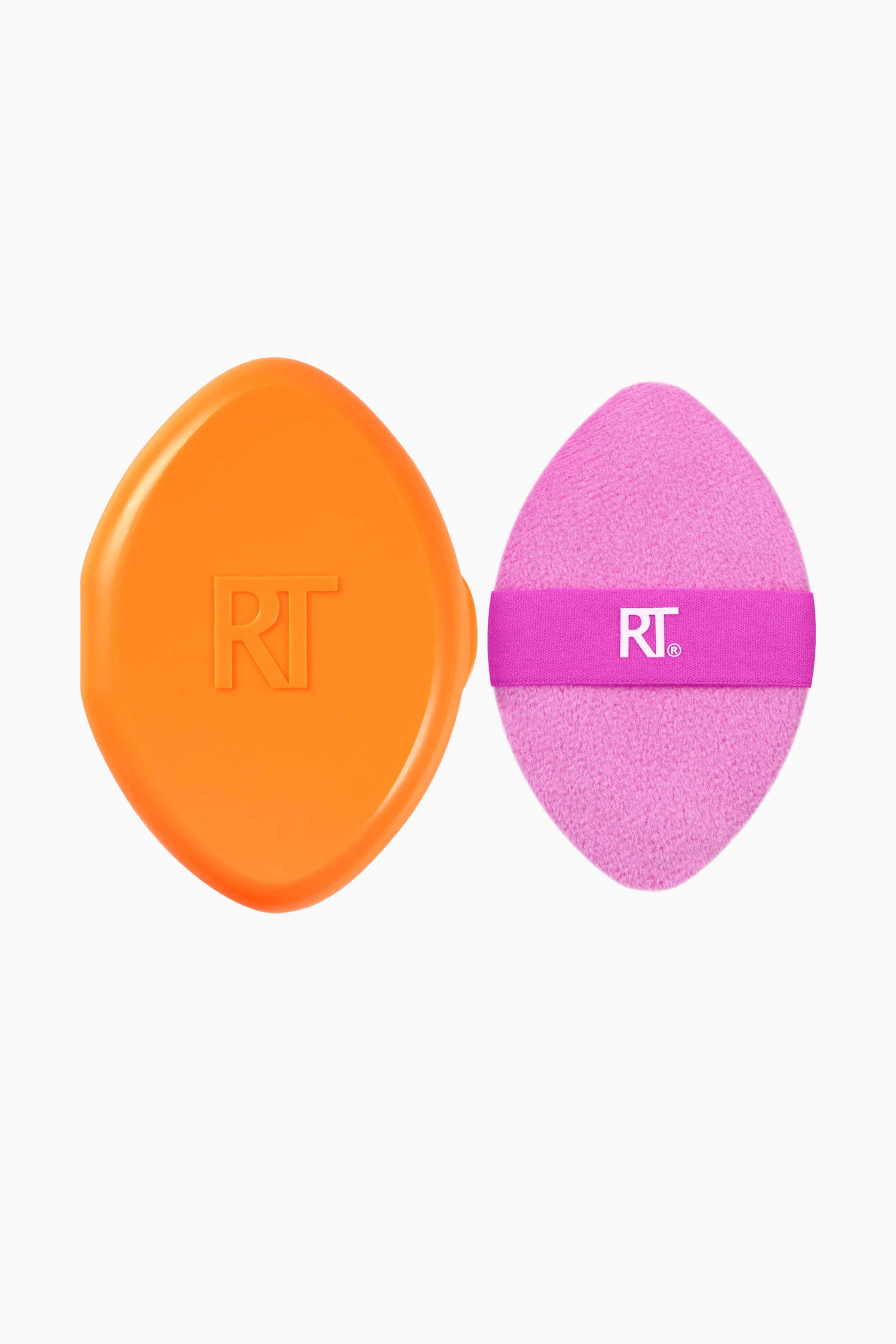 Visa större bild: Ett orange, rundat fyrkantigt fodral visar en präglad 'RT'-logotyp på dess ovansida. Bredvid det ligger en rosa, fluffig, ovalformad makeup-puff som har ett ljusrosa band med en vit 'RT'-logotyp tvärs över mitten.