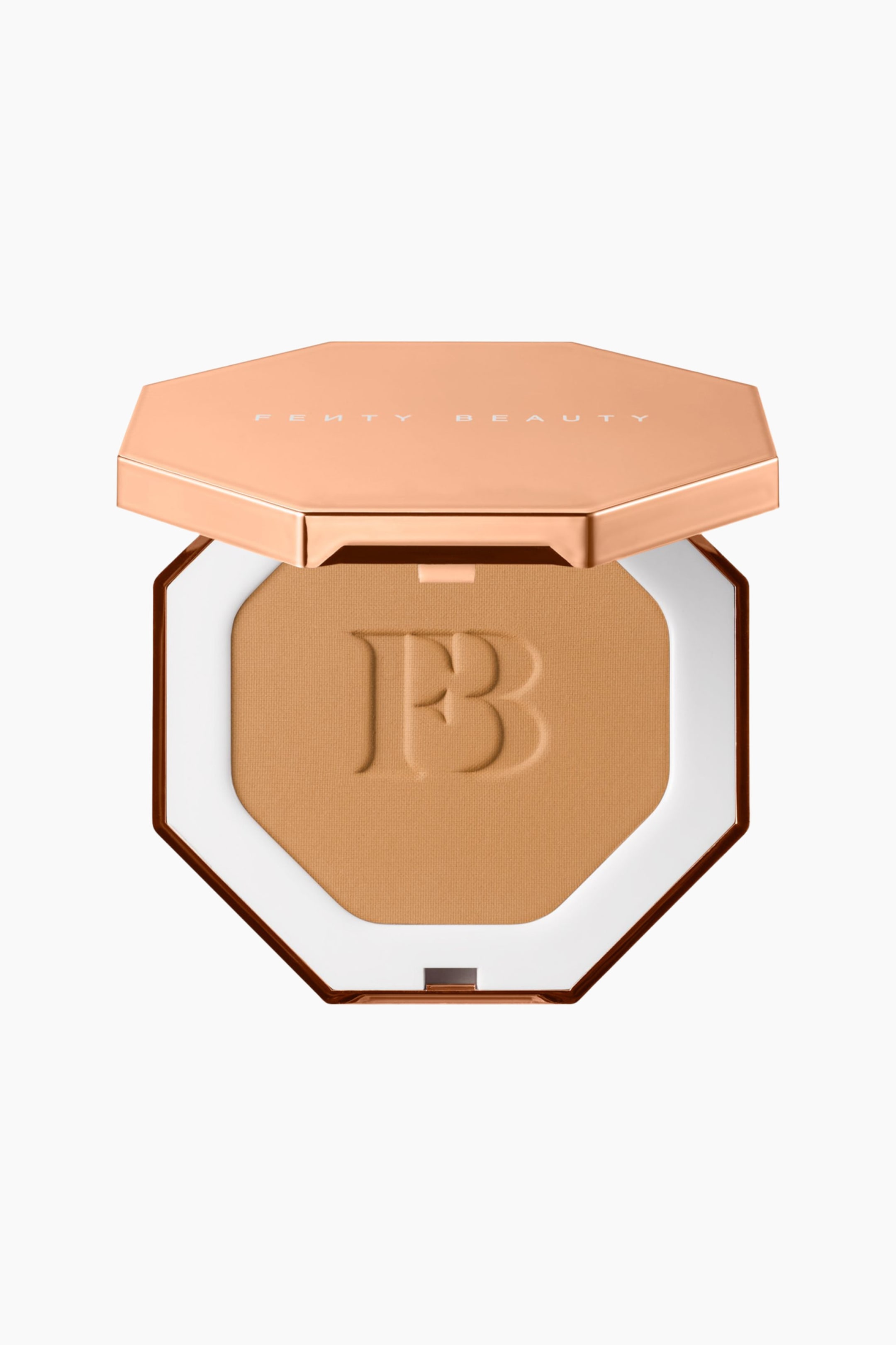 Visa större bild: Sun Stalk'r Instant Warmth Bronzer vilar i en öppen, framåtvänd oktagonal dosa med metallisk roséguldfinish. Det lätt lutande locket avslöjar ett matt, varmt brunt pressat puder med en präglad "FB"-logotyp i mitten av den oktagonala pannan.