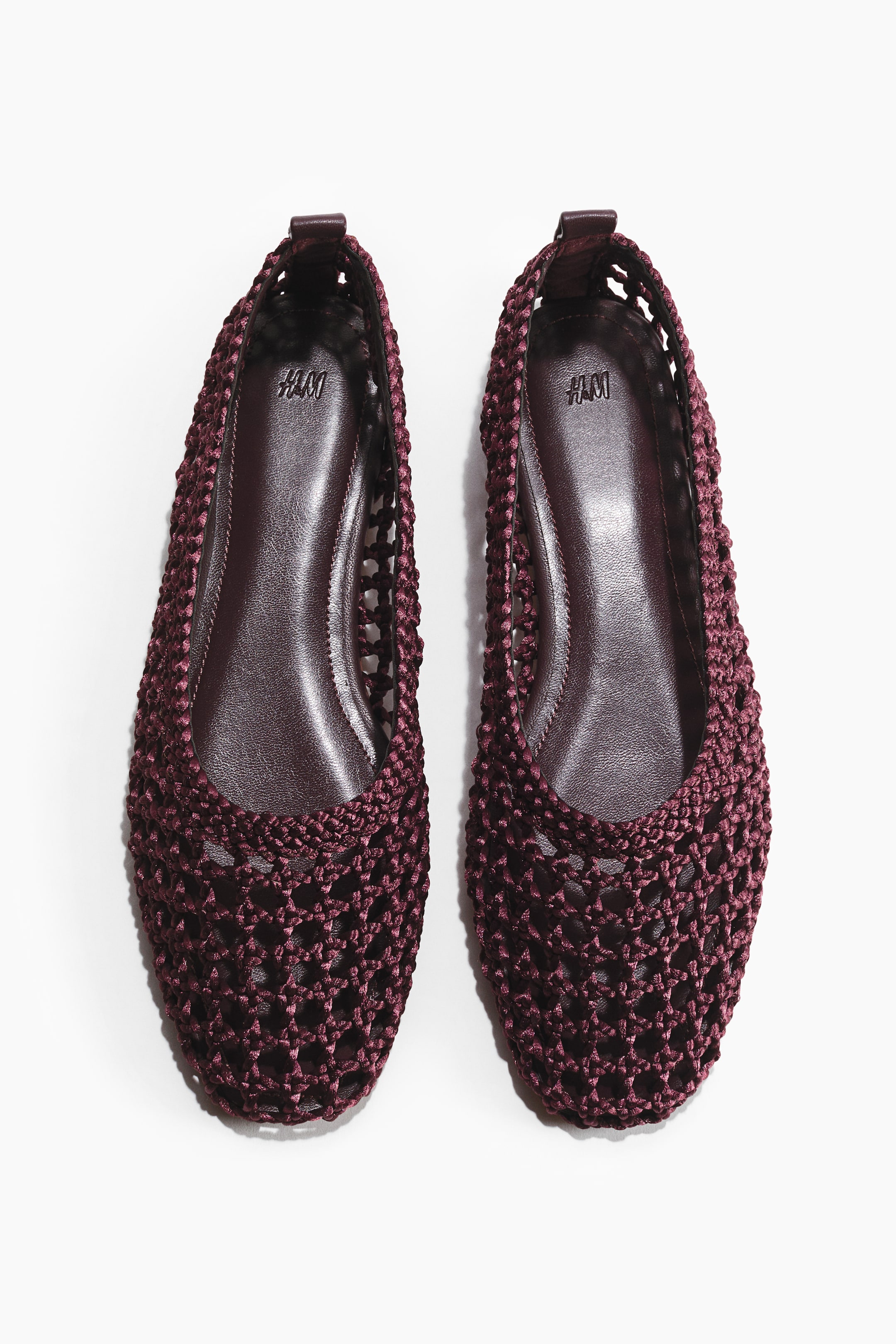 Größeres Bild ansehen: Ein Paar burgunderrote flache Schuhe mit einem offen gewebten Makramee-Obermaterial, das ein netzartiges Muster bildet, und einer soliden burgunderroten Innensohle, auf der das H&M-Logo sichtbar ist.