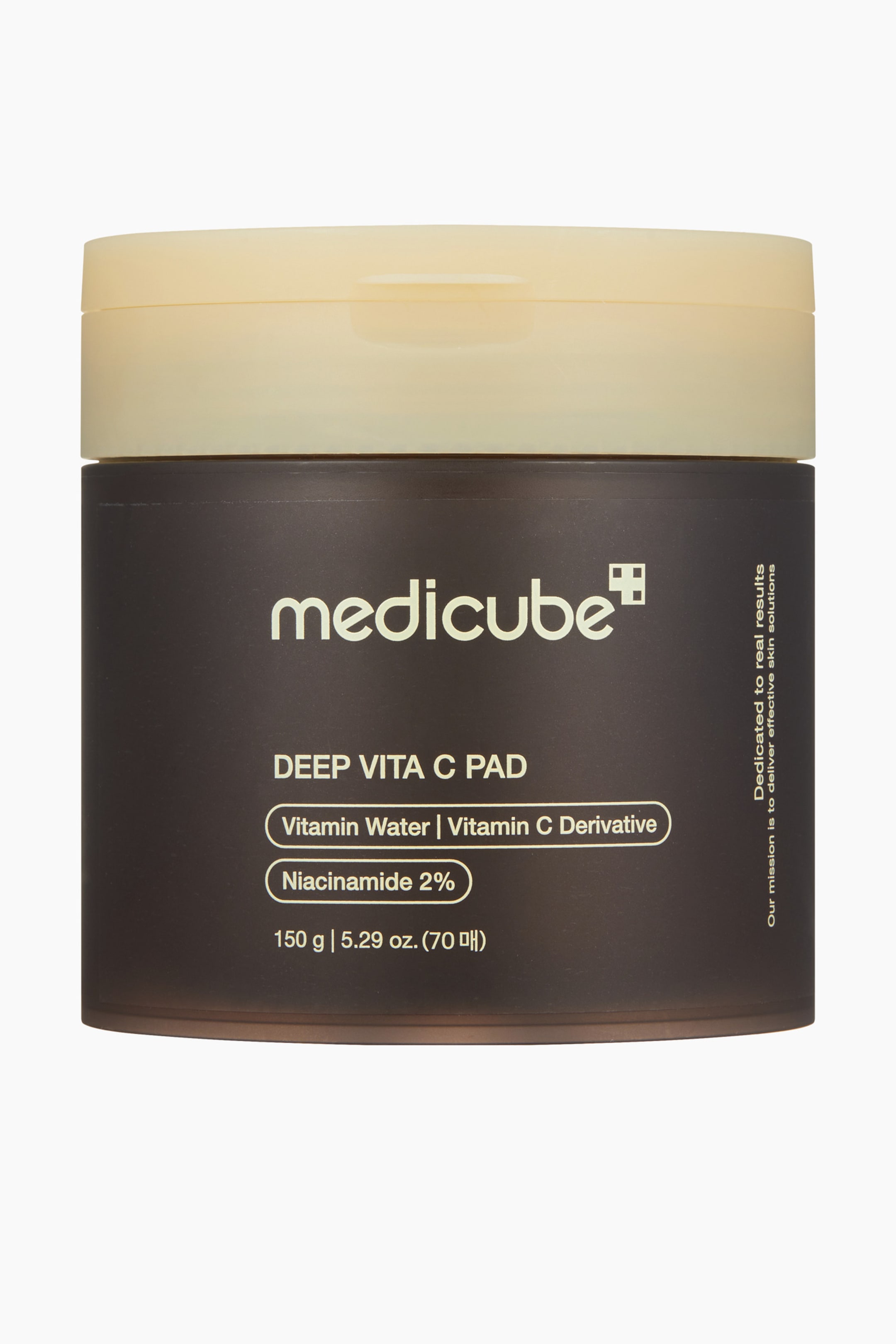 Visa större bild: En cylindrisk burk med Medicube Deep Vita C Pad är vänd framåt och har en genomskinlig mörkbrun kropp med ett ljusbeige ogenomskinligt lock. Dess främre etikett visar 'DEEP VITA C PAD', 'Vitaminvatten | Vitamin C Derivat', 'Niacinamid 2%', och produktens vikt.