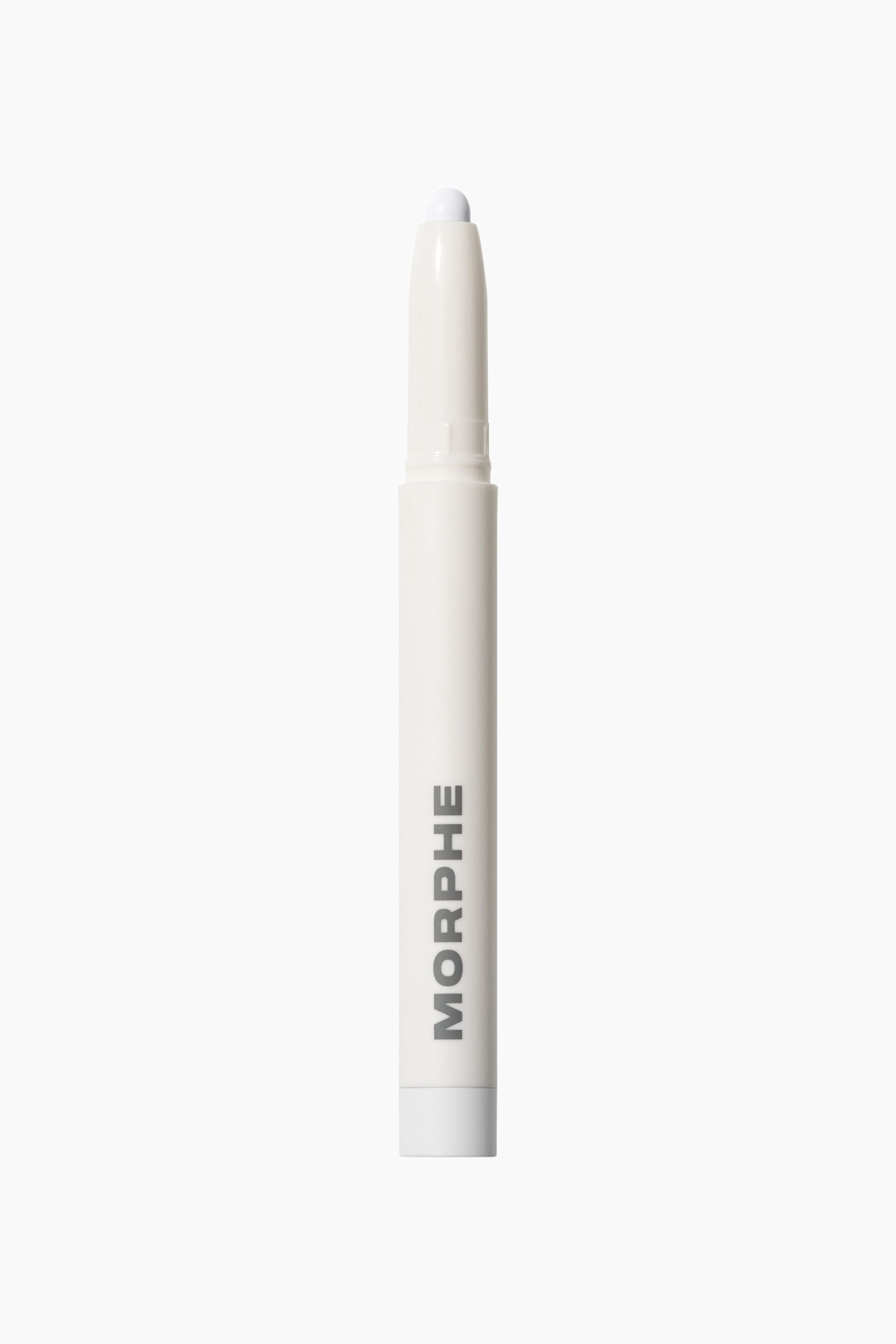Se større billede: Morphe Shapelifter Micro Brightening Stick står lodret og fremviser sin slanke, elfenbensfarvede cylindriske krop med brandnavnet trykt lodret i grå versaler. Låget er taget af og afslører en tilspidset hals med en lille, afrundet hvid produktspids øverst og en massiv hvid bund nederst.