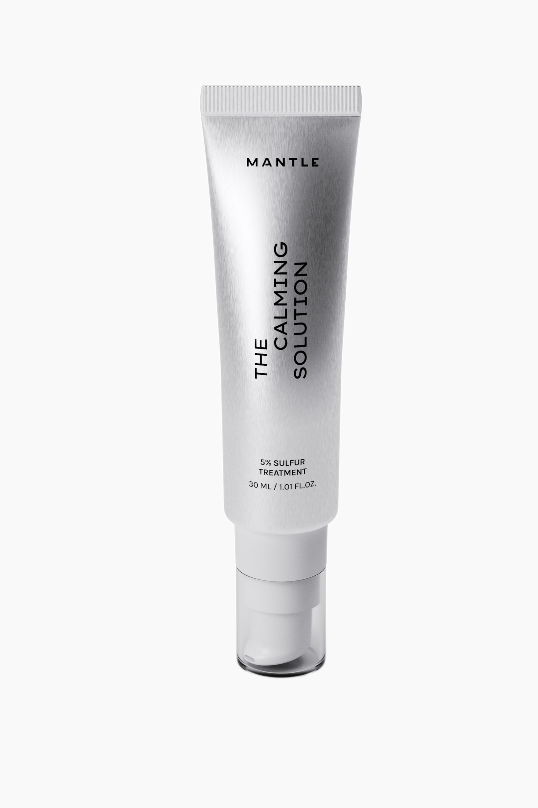Se større billede: Et metallisk sølvfarvet hudplejerør med en børstet tekstur står oprejst, og viser "MANTLE" øverst og "THE CALMING SOLUTION" lodret nedenunder. Teksten "5% SULFUR TREATMENT" og "30 ML / 1.01 FL.OZ." er synlig over en hvid pumpe dispenser med en klar base.