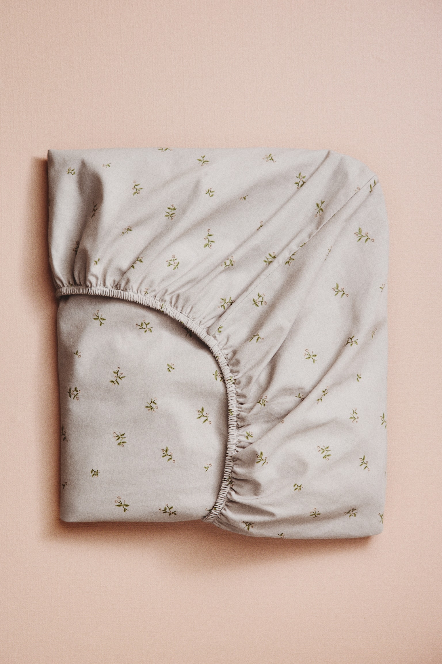 Lençol-capa em algodão com padrão - Bege acinzentado claro/Floral/Branco/Bolas/Branco/Cerejas/Creme/Floral/Bege claro/Unicórnios/Verde claro/Veículos/Azul claro/Aviões/Bege claro/Dinossauros/Rosa claro/Floral/Verde/Dinossauros/Rosa claro/Padrão/Azul claro/Peixes - 1