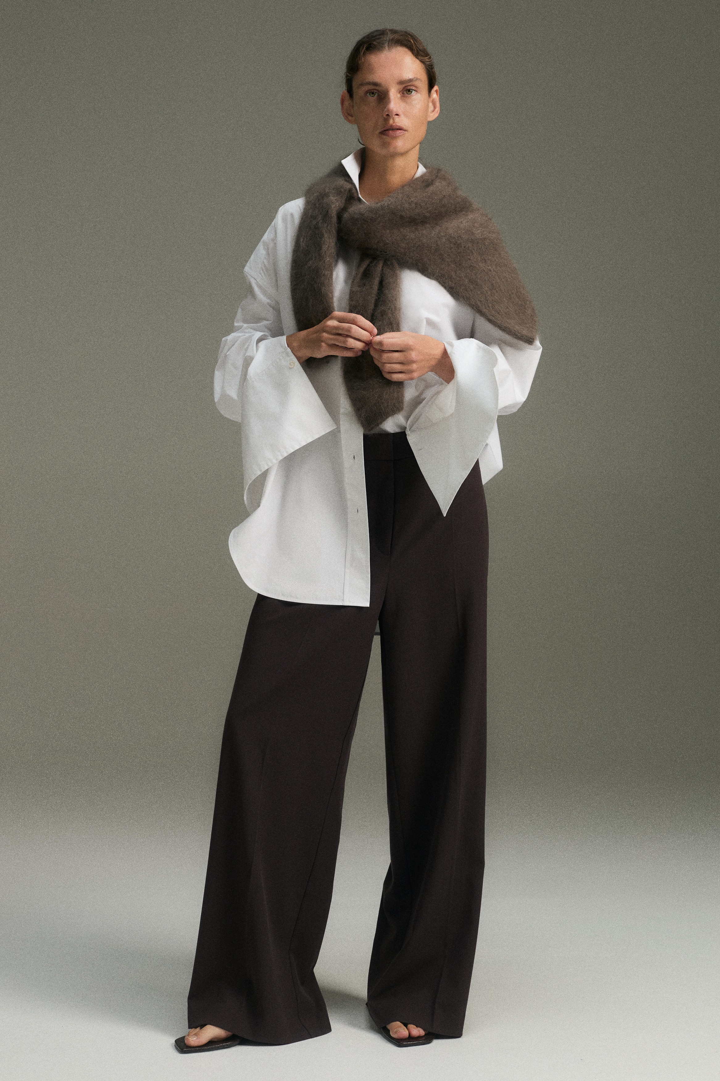 Wide tailored trousersModel