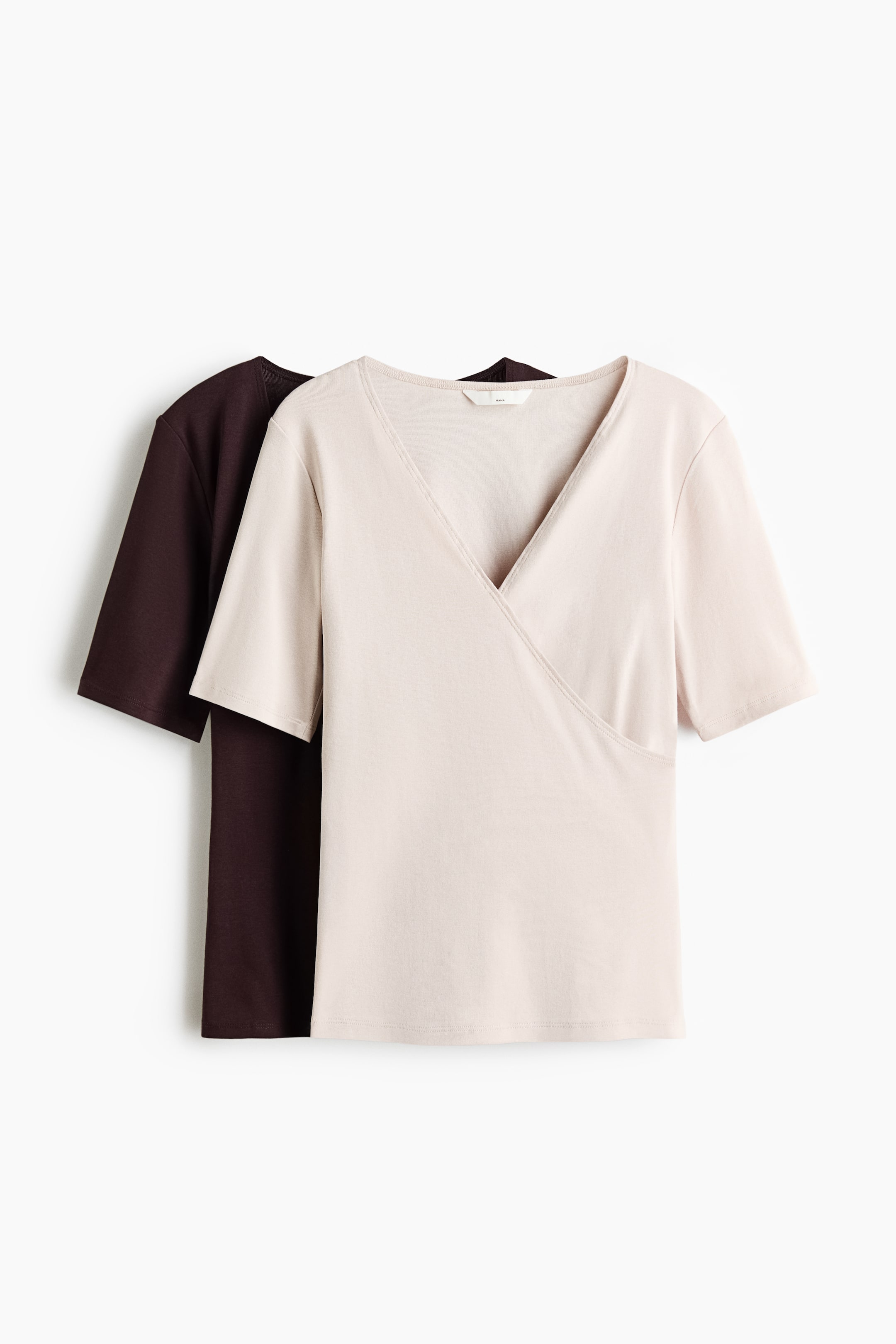 Grotere afbeelding bekijken: Twee aansluitende voedingsshirts, één in lichtbeige en één in donkerbruin, worden aan de voorkant gepresenteerd. Ze zijn beide gemaakt van een gladde jersey stof, met een V-hals, korte mouwen en een overlappend gedeelte aan de voorkant.