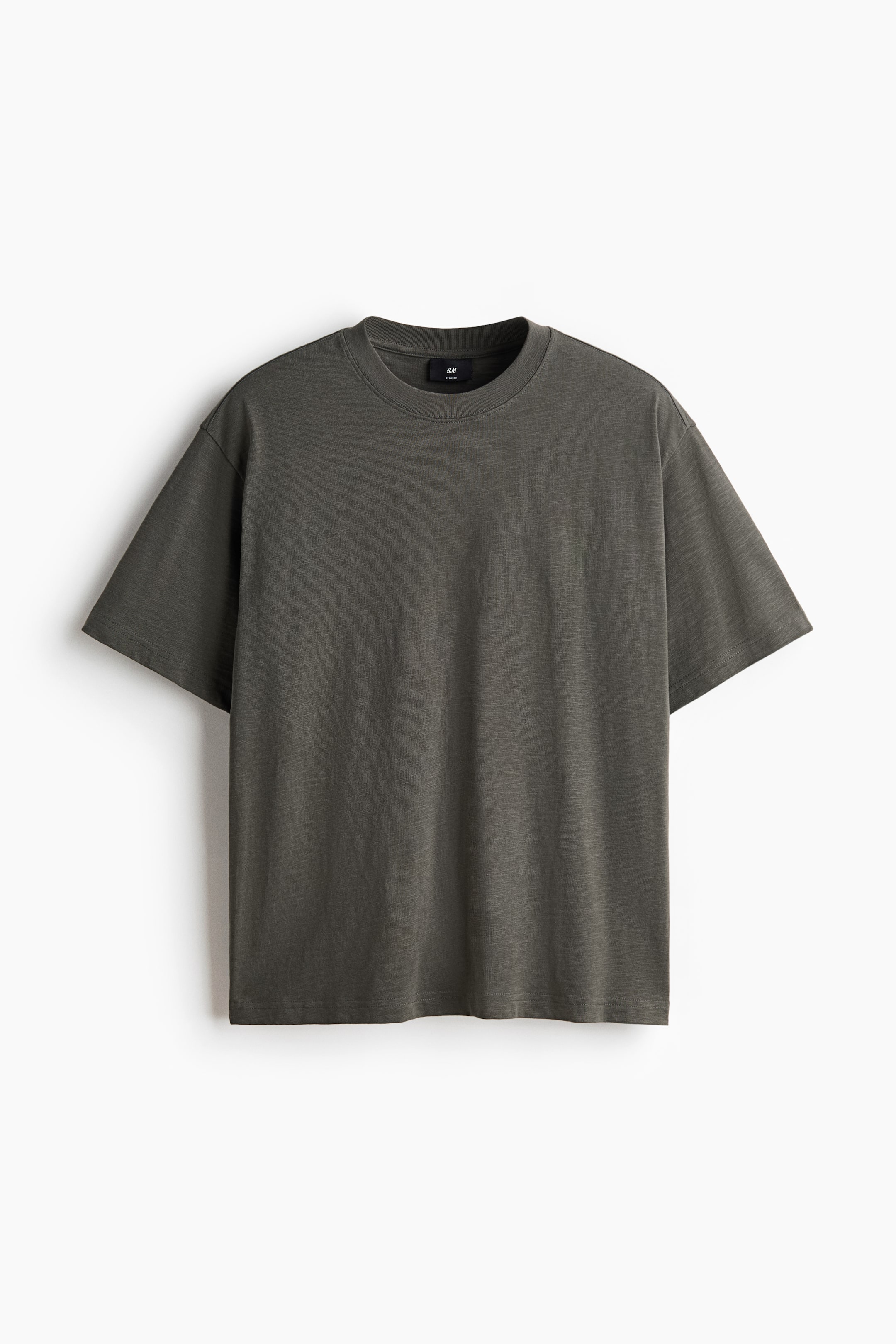 Agrandir l'image: Un t-shirt gris foncé chiné est présenté en vue de face, avec un col rond côtelé, des manches courtes tombantes et un ourlet droit.