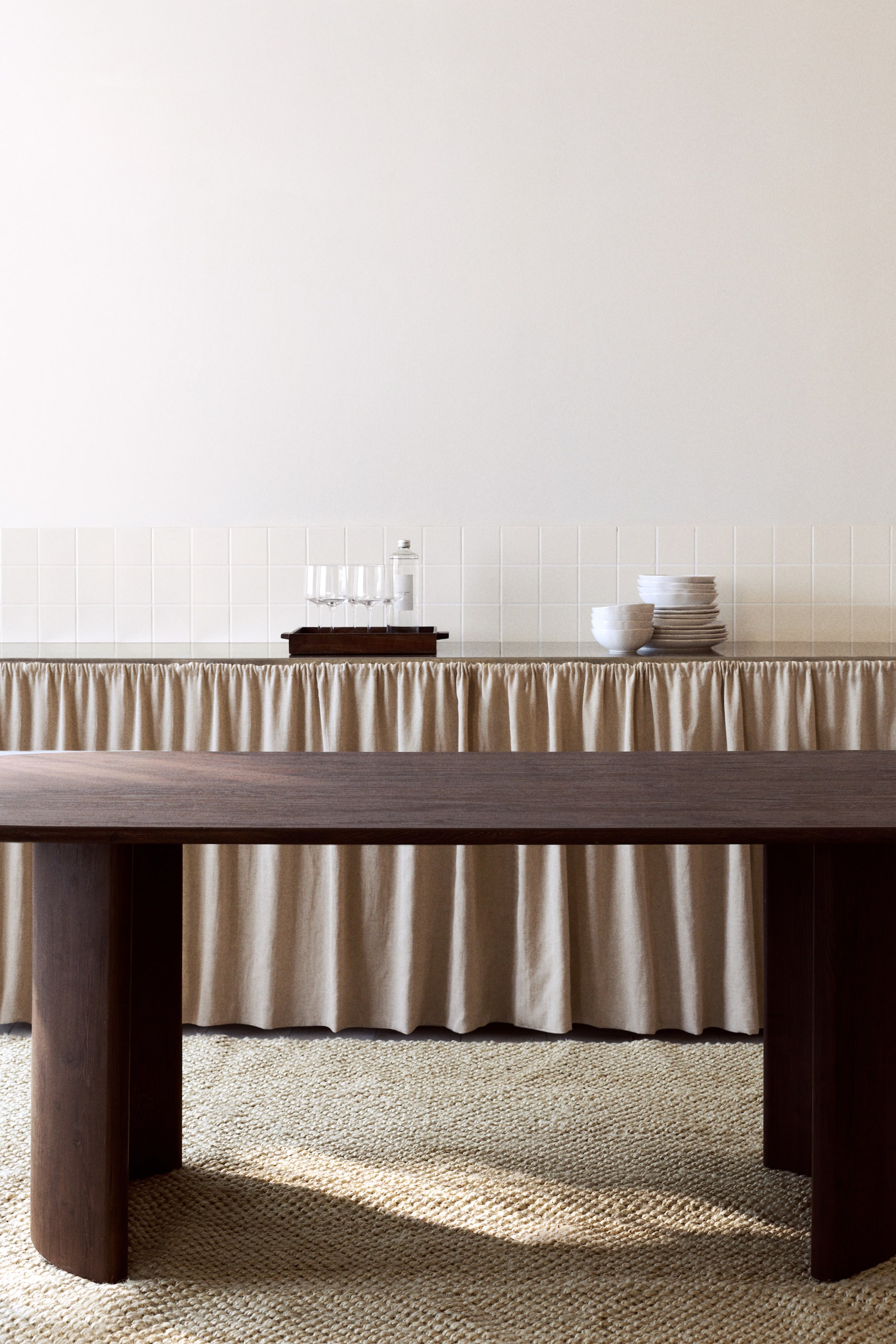 Agrandir l'image: Un grand tapis présente un tissage épais et texturé, confectionné à partir de fibres naturelles de jute.