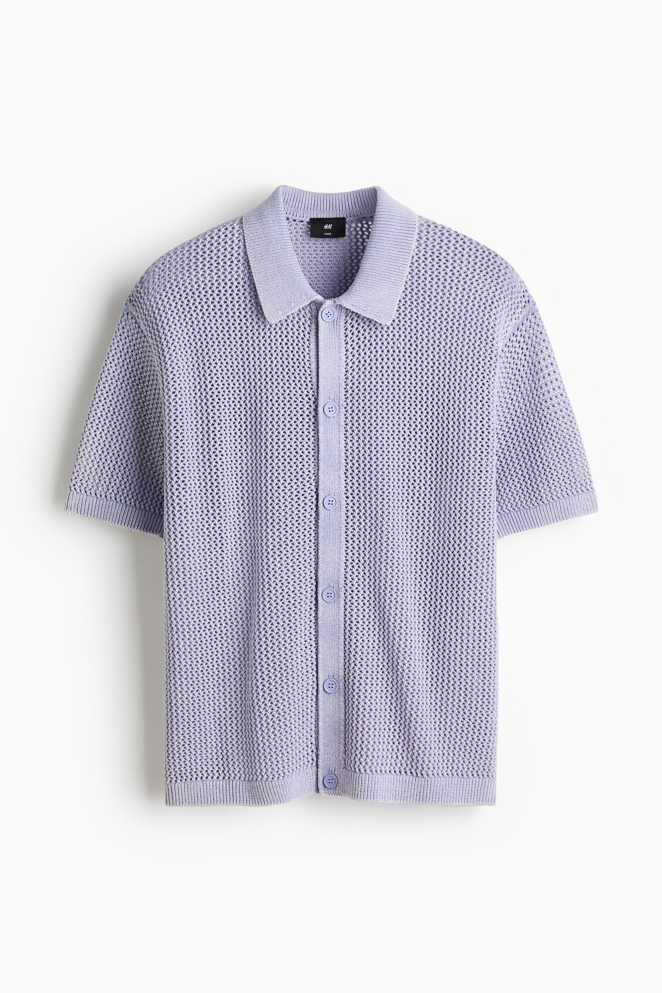 Ver imagen más grande: Una camisa polo de punto lavanda se presenta de frente, con un tejido abierto en todo el cuerpo y mangas cortas, un clásico cuello de polo, una tapeta frontal de seis botones a juego, y puños y dobladillo acanalados.