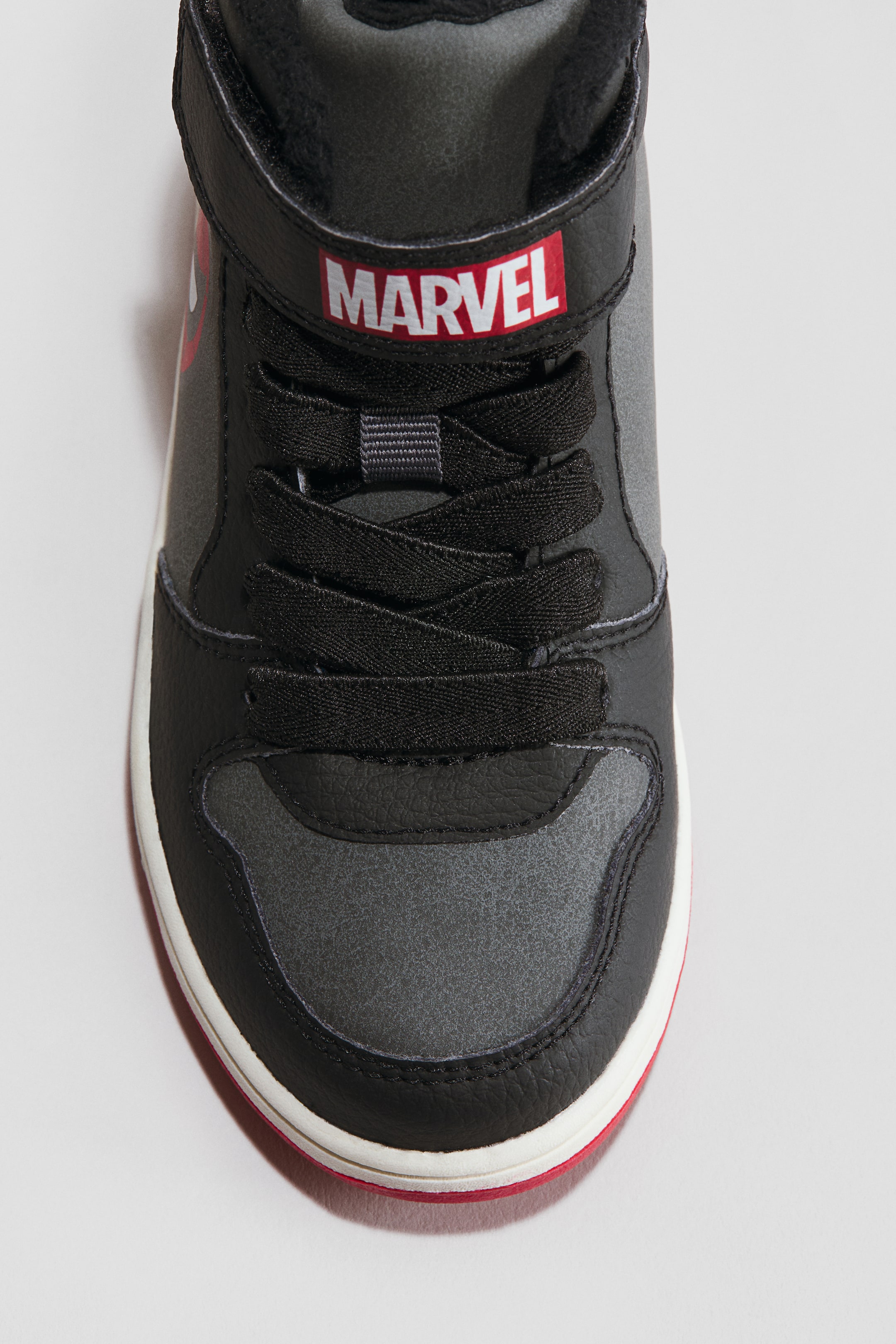 Visa större bild: Varmfodrade ankelhöga sneakers - Mörkgrå/Spindelmannen - BARN | H&M FI 2