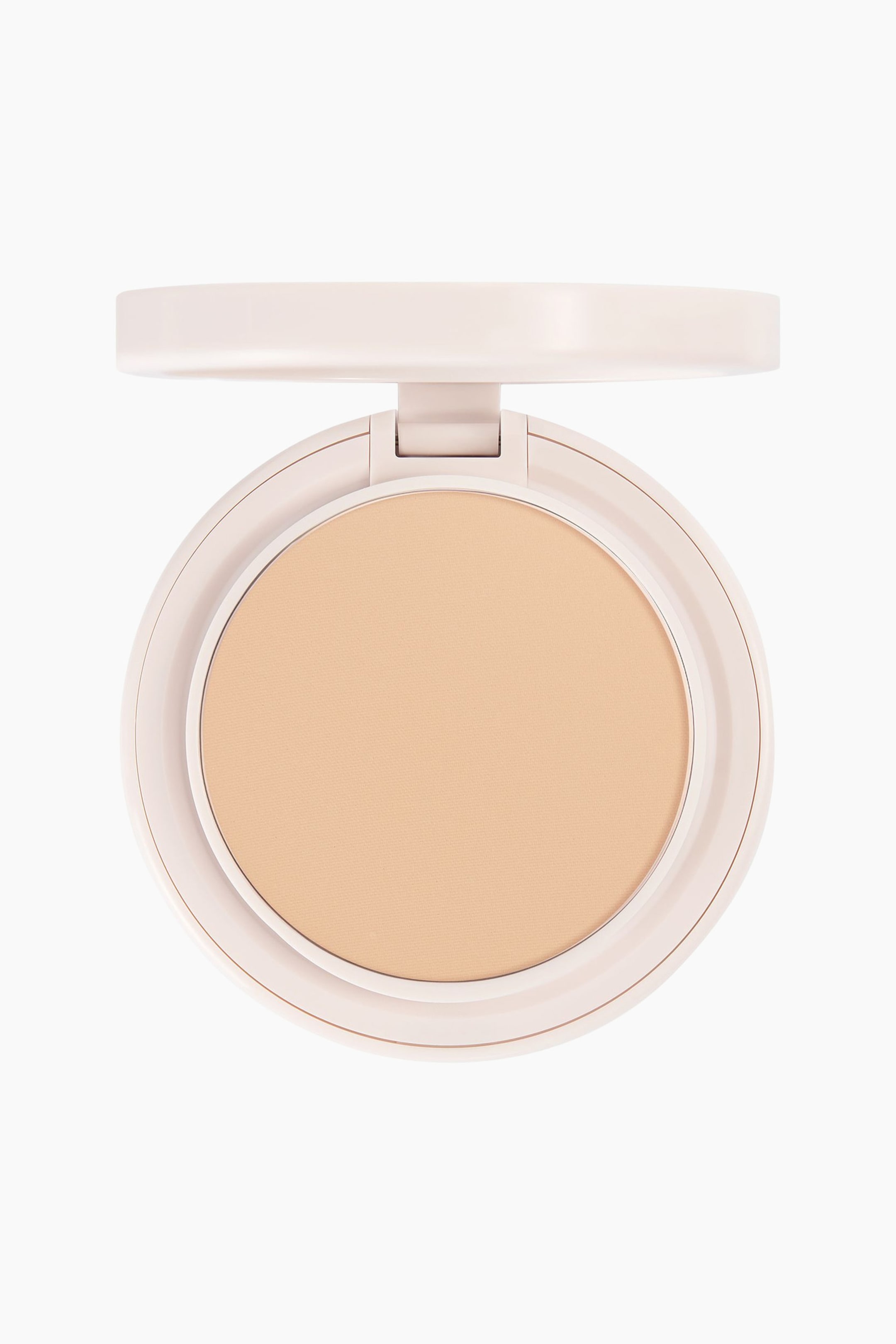 Se større billede: Natural Blur Powder Foundation står åben og vendt fremad og viser en rund pand med glat, lys beige presset pudder. Pudderet ligger i et rundt, lyserødt pudderdåse-etui, med låget klappet op foroven.
