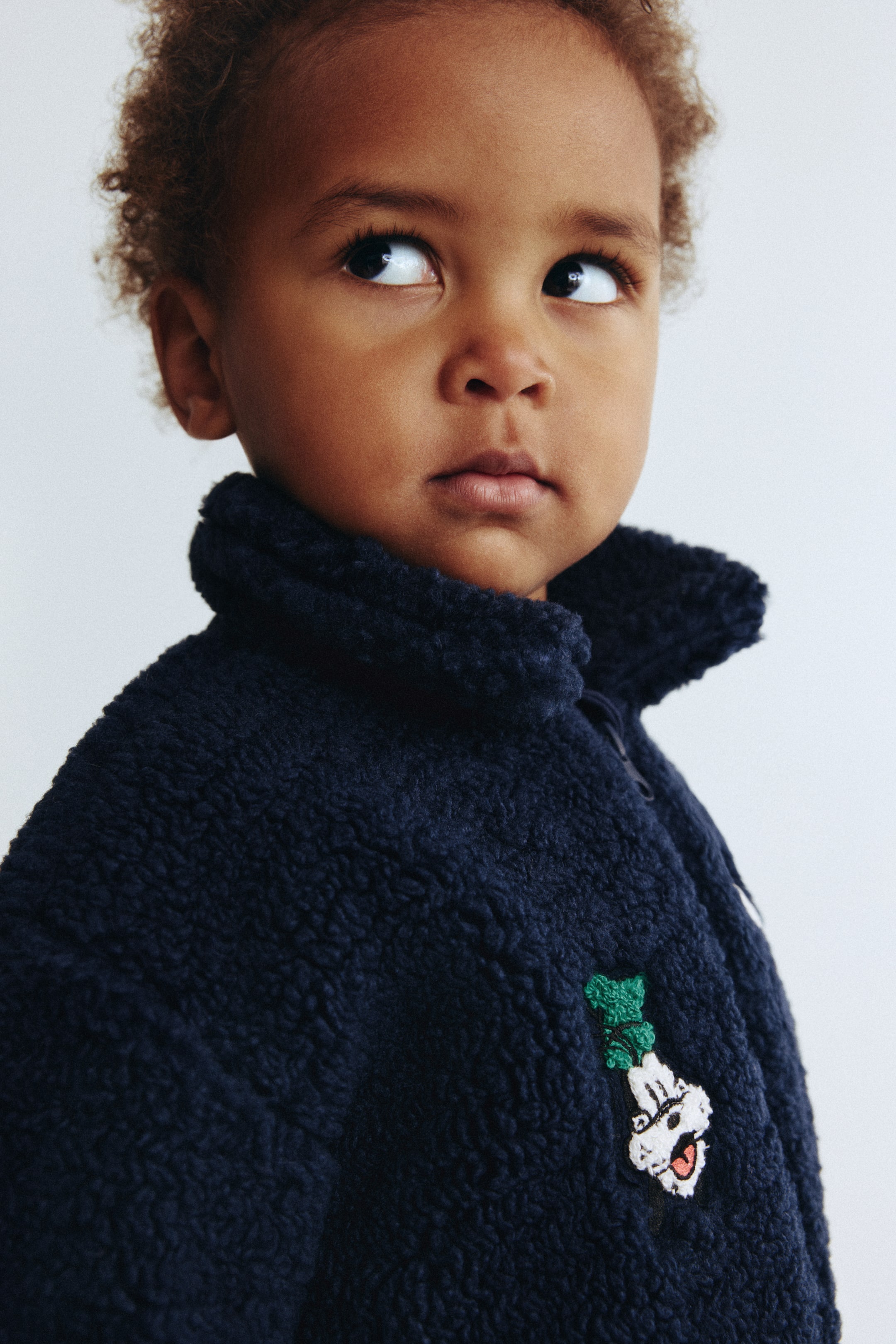 Ampliar la imagen: Chamarra de peluche con diseño bordado - Azul marino/Mickey Mouse - Kids | H&M MX 2