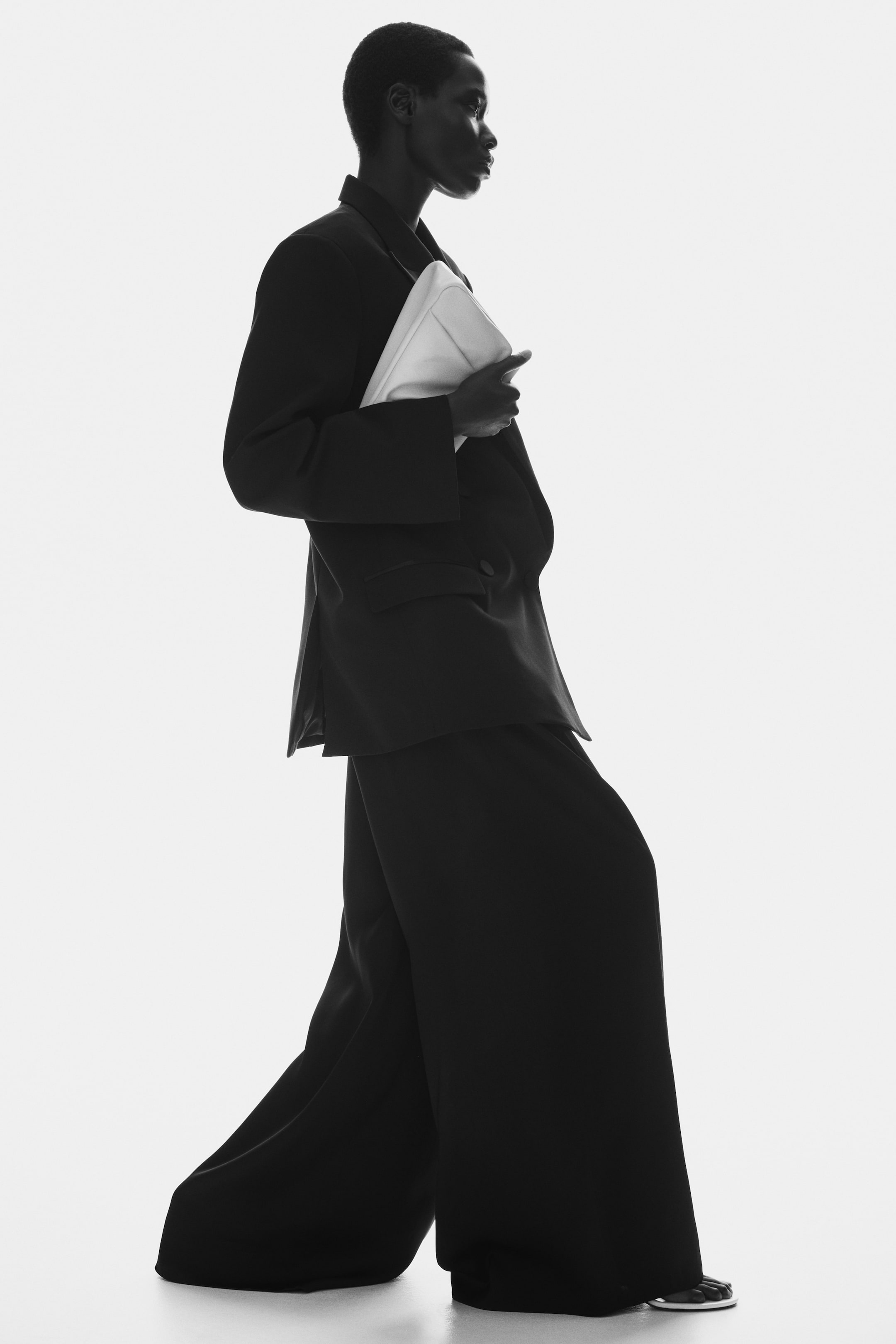 Pantalon avec ceinture et détails plissés
