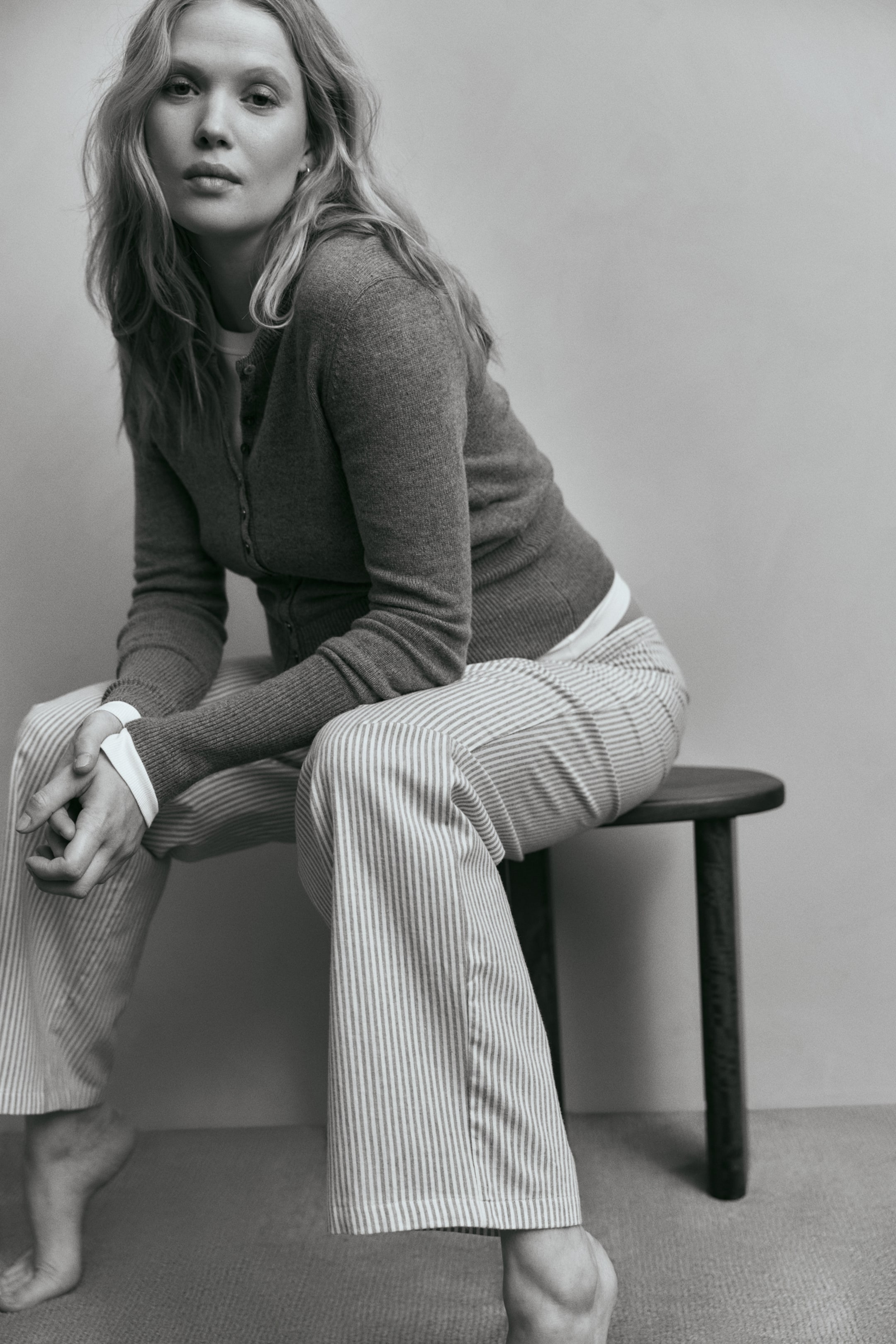 Vis større bilde: MAMA Pyjamasbukse i flanell - Hvit/Grå stripet | H&M NO 1