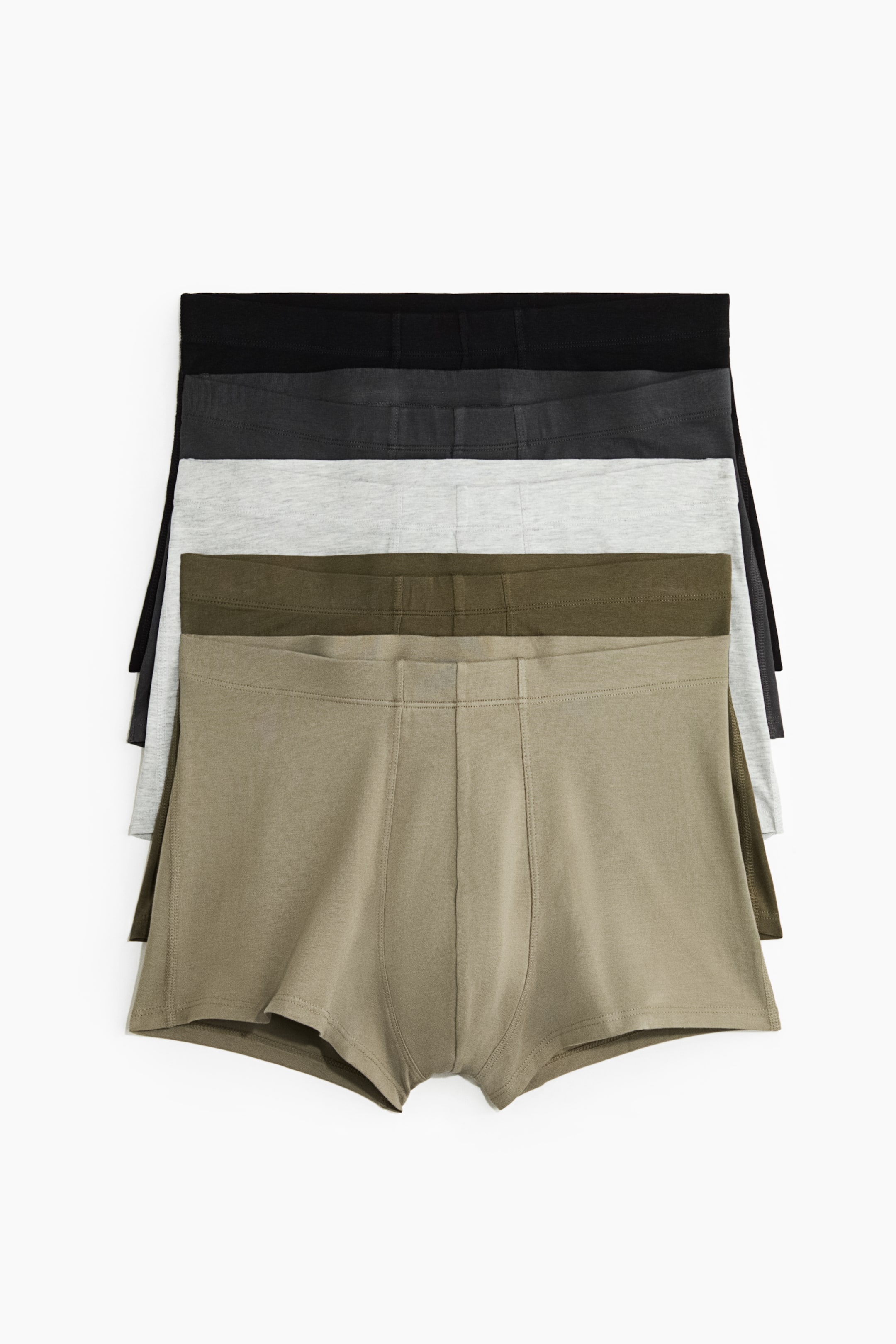 Größeres Bild anzeigen: Ein Fünfer-Pack Herren-Trunks aus Stretch-Baumwolljersey wird von vorne in vertikaler Stapelung präsentiert und zeigt die Farben Hellkhaki, Dunkelolivgrün, Hellgrau meliert, Dunkelgrau und Schwarz. Das vorne vollständig sichtbare Paar in Hellkhaki verfügt über kurze Beine, einen verdeckten Elastikbund und eine gefütterte Fronttasche mit Flatlock-Nähten.