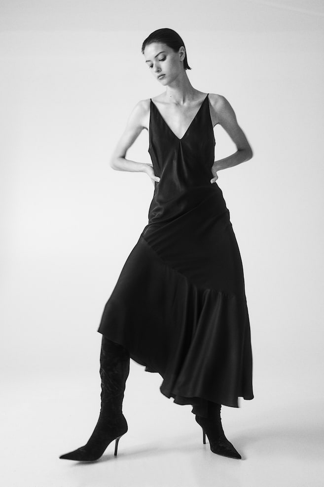 Slip in-kjole med asymmetrisk kant - Sort/Lys gråbeige - 1
