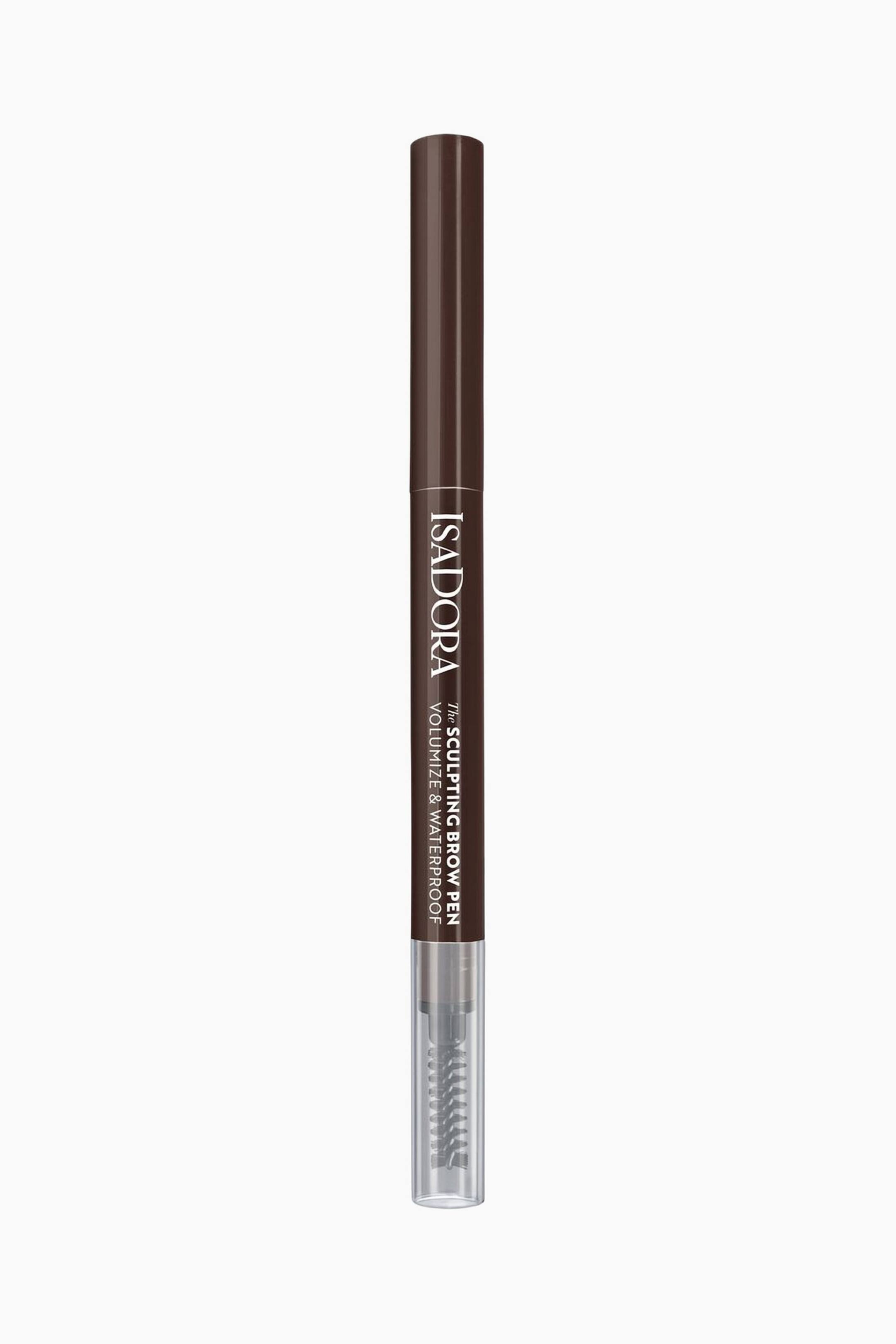 Näytä suurempi kuva: Tummanruskea kulmakynä seisoo pystyasennossa ja on eteenpäin suunnattu, näyttäen tummanruskean rungon, jossa on valkoista tekstiä 'ISADORA' ja 'The SCULPTING BROW PEN VOLUMIZE & WATERPROOF'. Kynä näyttää myös läpinäkyvän korkin pohjassaan, paljastaen spoolie-harjan.
