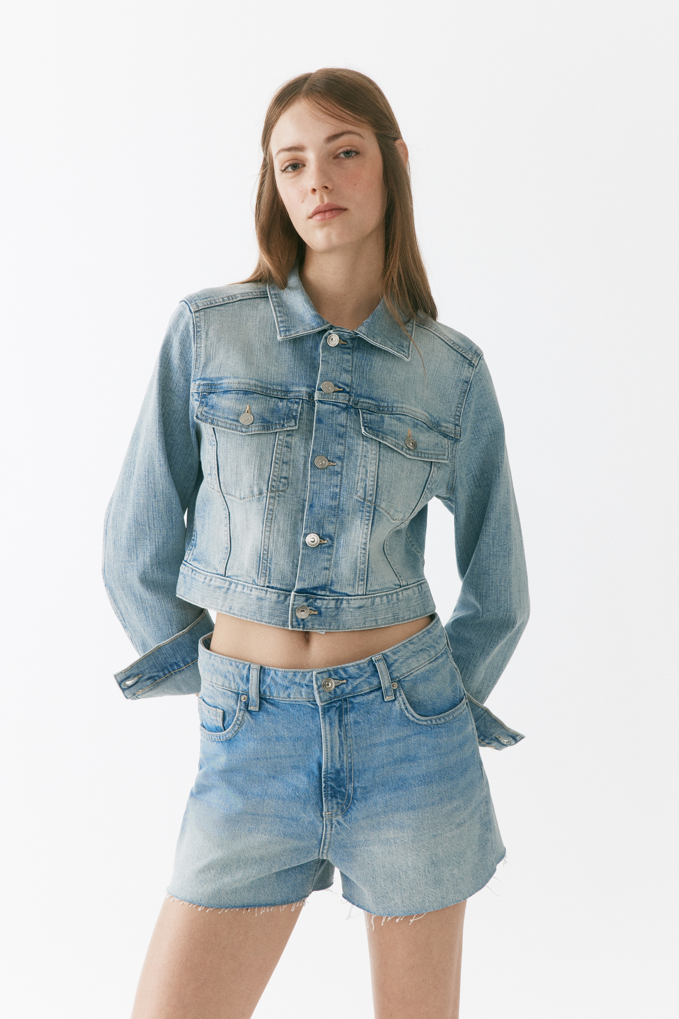 Shorts in denim con bordo tagliato a vivoModal