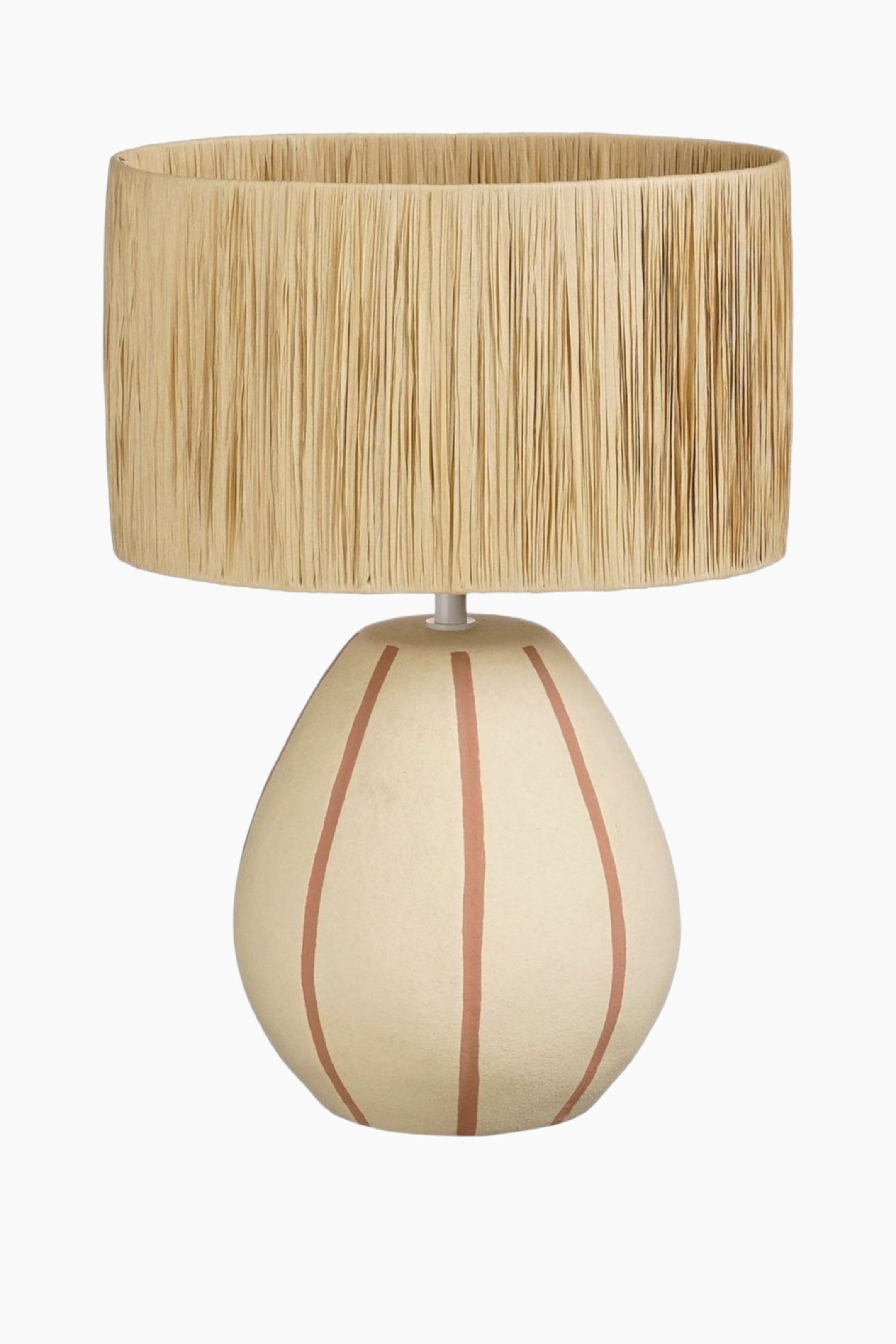Agrandir l'image: Une lampe dotée d'un abat-jour cylindrique en matériau semblable à de la paille, de couleur brun clair et à texture verticale. Son pied en forme de gourde, de couleur crème, est décoré de rayures verticales en terre cuite.