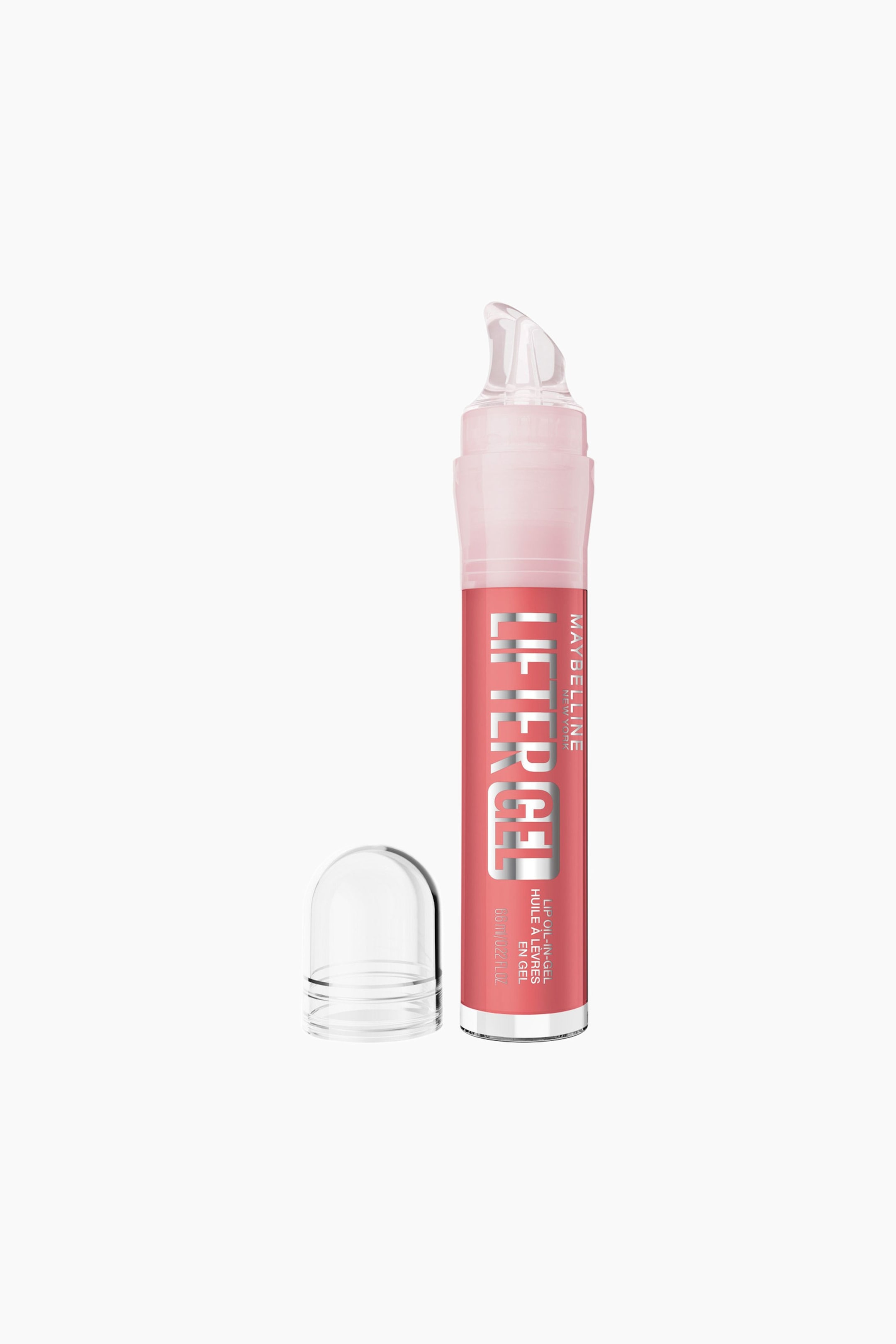Se større billede: Et Maybelline Lifter Gel-læbeprodukt står oprejst og vender fremad, med et koralfarvet rør og en klar, buet applikatorspids. Røret viser "LIFTER GEL" på etiketten, og det klare, kuppelformede låg ligger ved siden af.