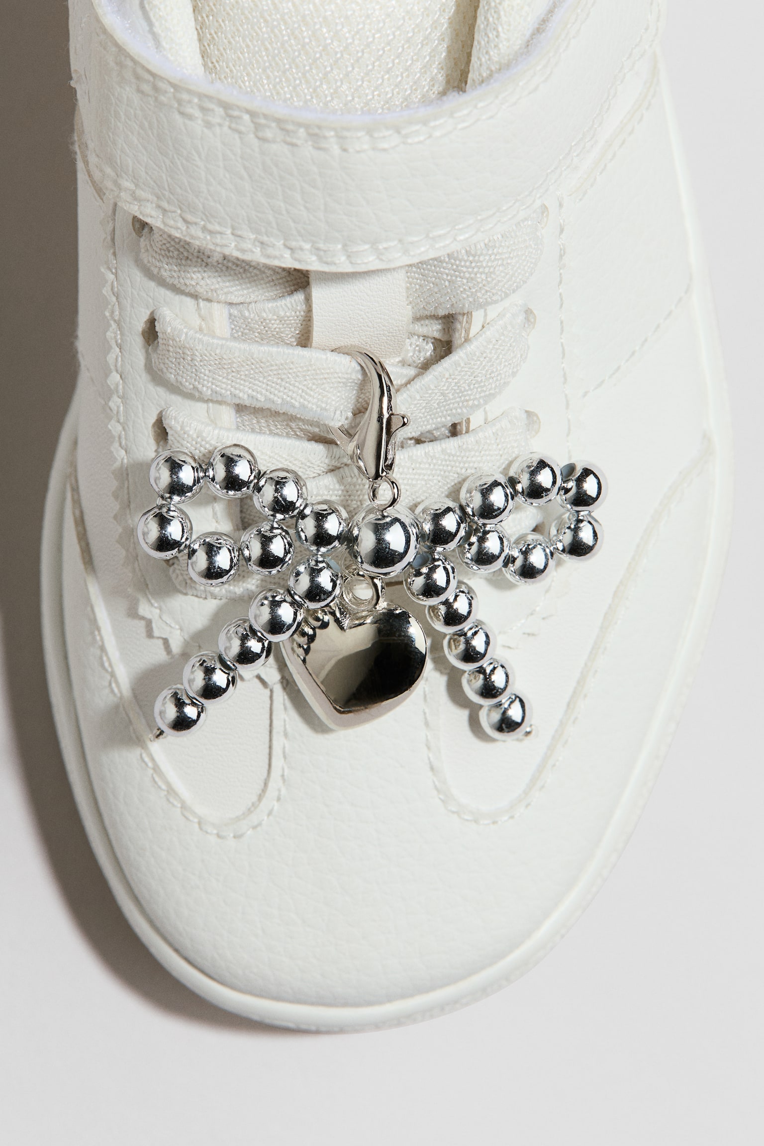 Детские брелоки H&M 2-Pack Metal Shoe Charms, цвет: Серебряный / Bows — фото 2