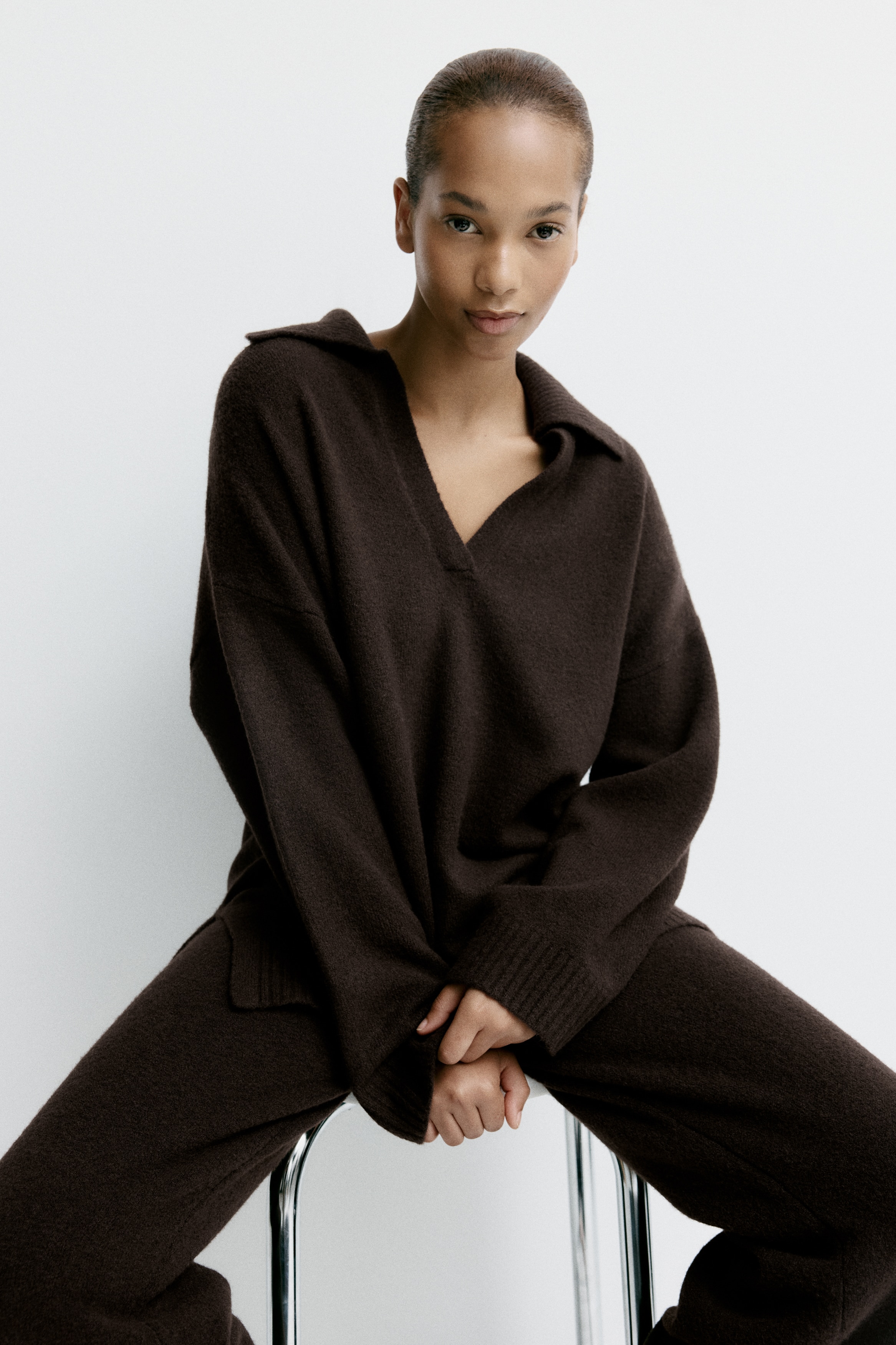 Pullover in maglia fine con colletto - Marrone scuro