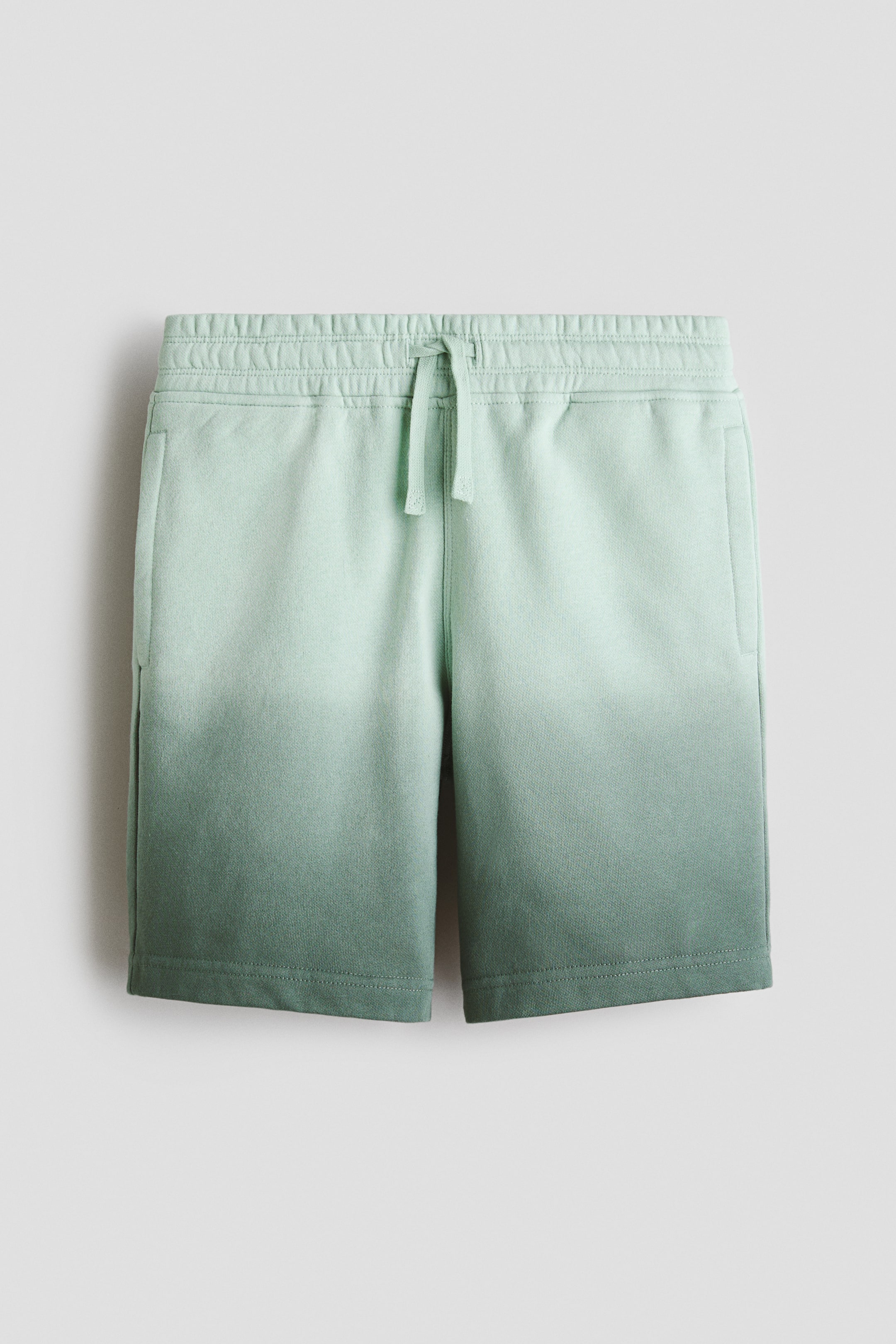 Ampliar la imagen: Shorts en french terry con diseño - Verde caqui/Degradado - Kids | H&M MX 1