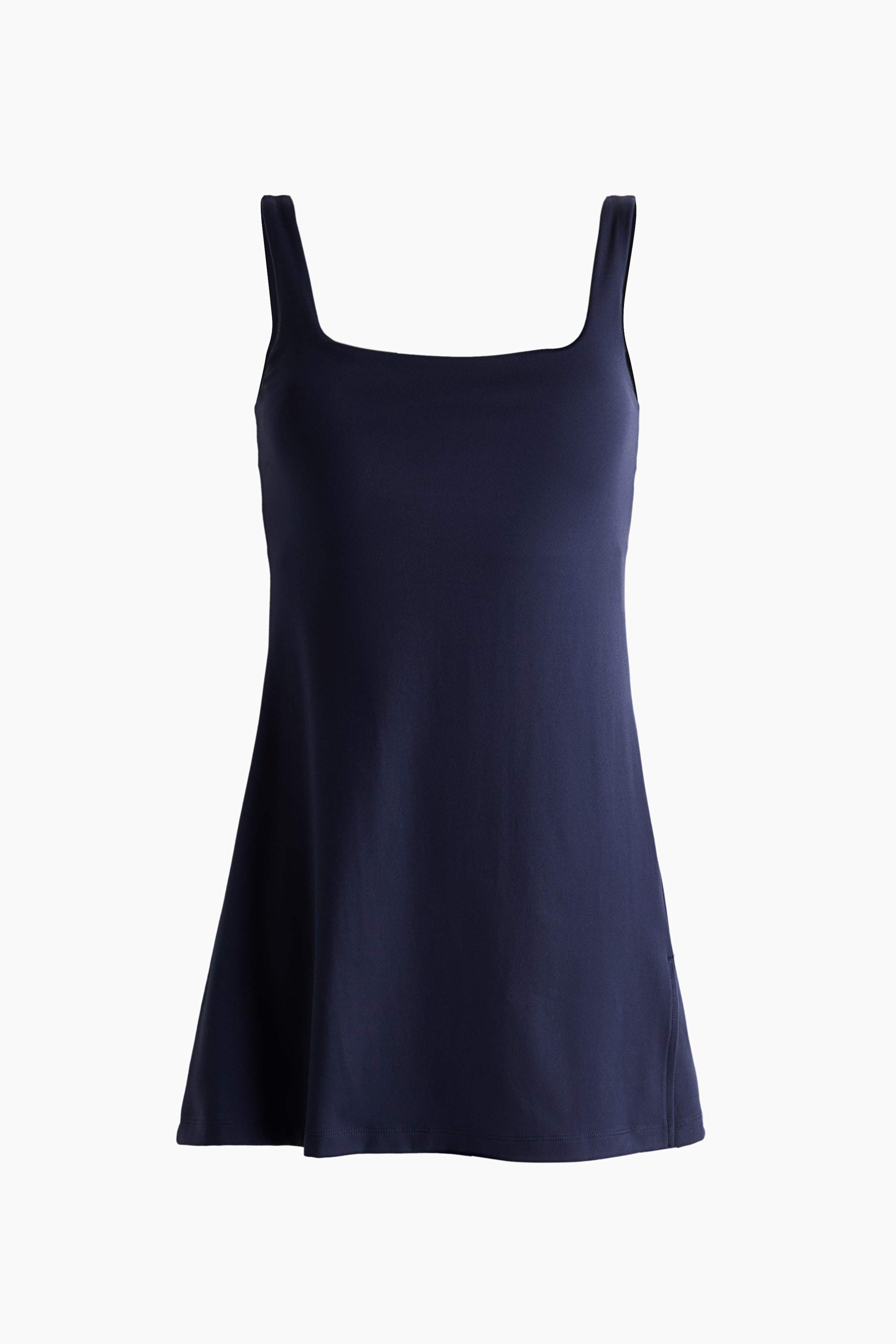 Agrandir l'image: Une robe de tennis bleu foncé est présentée de face, avec un col carré et de larges bretelles. La robe est ajustée au niveau du buste et s’évase vers l’ourlet dans une silhouette en ligne A.
