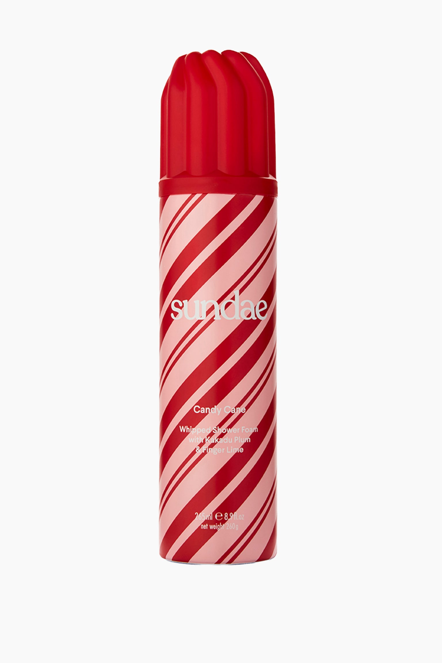 En beholder med Sundae Candy Cane Whipped Shower Foam stÃ¥r oppreist, med en sylindrisk kropp innpakket i diagonale rÃ¸de og rosa striper. Produktet har en teksturert, kuppelformet rÃ¸d kork som ligner pisket krem, og viser hvit merkevaretekst pÃ¥ forsiden. - 1
